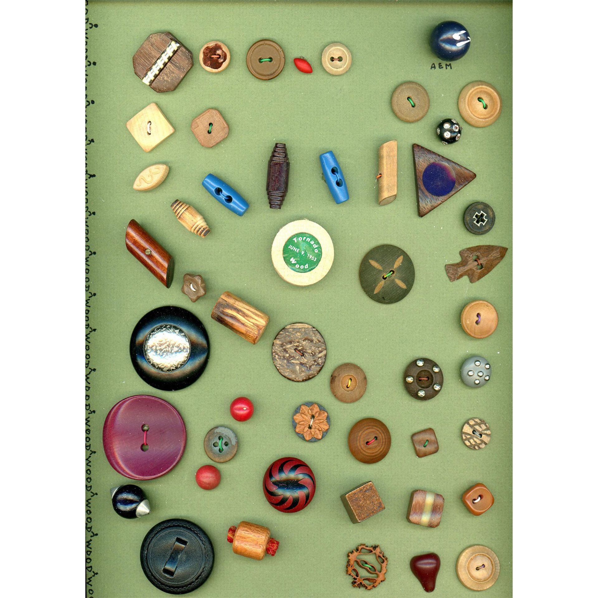 A box lot of assorted material buttons on cards - Image 3 of 10
