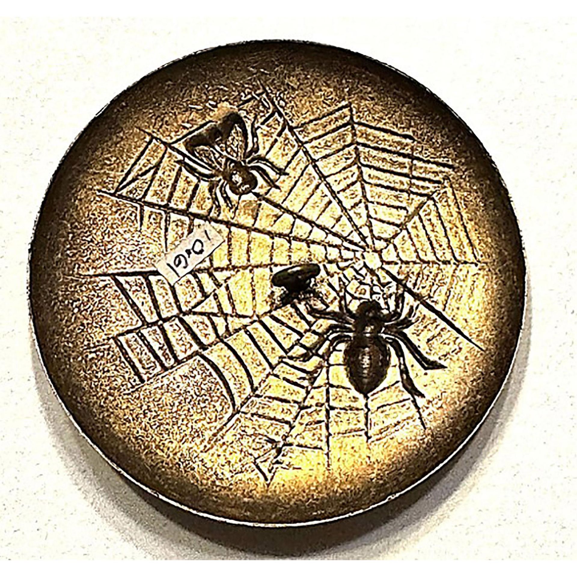 A division one pictorial brass insect button - Bild 2 aus 2