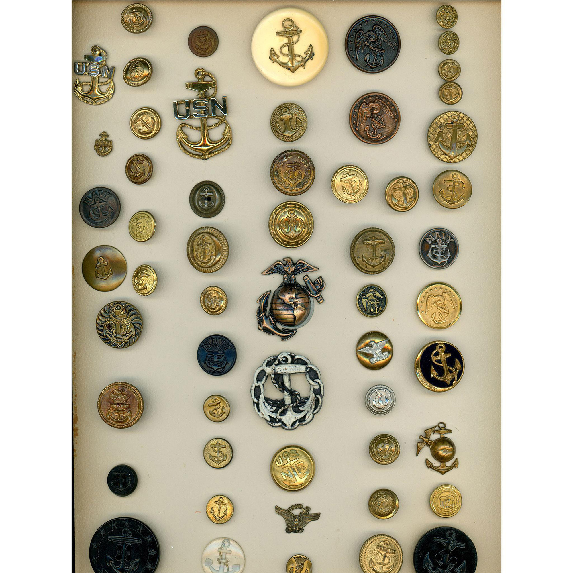 A box lot of assorted material buttons on cards - Bild 8 aus 10