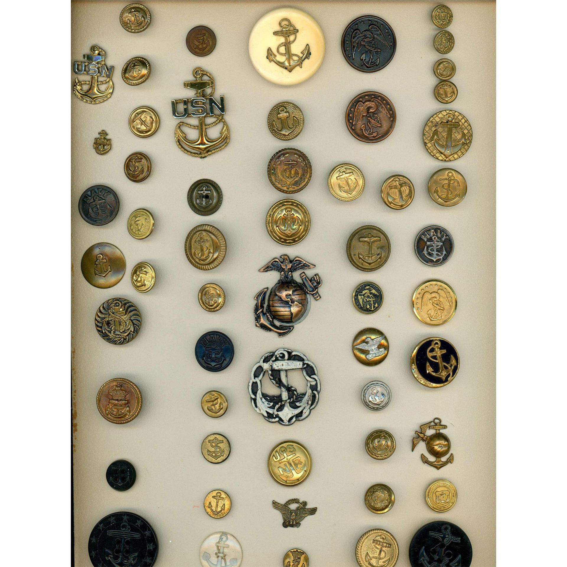 A box lot of assorted material buttons on cards - Image 8 of 10