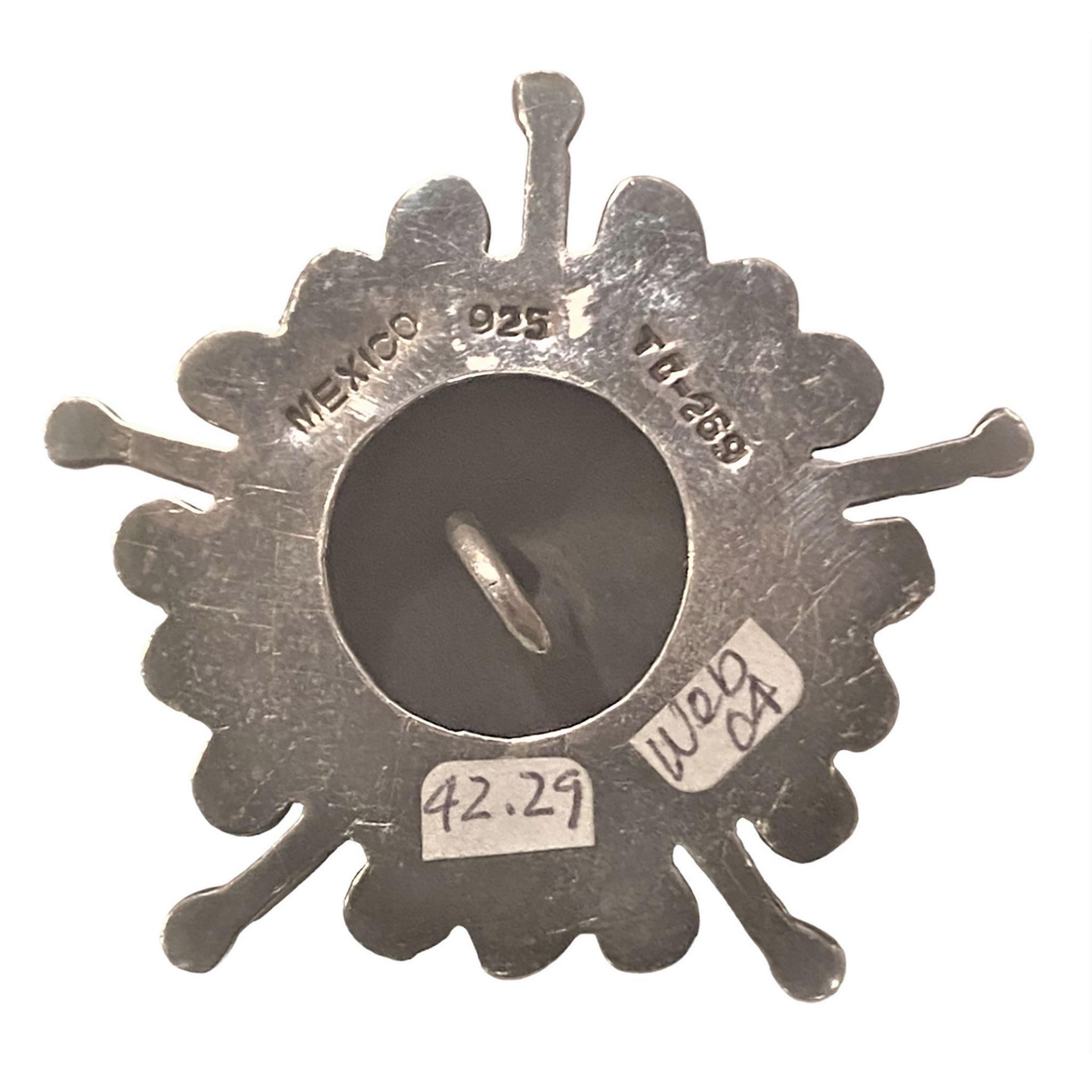 An unusual shaped division three silver button - Image 2 of 2