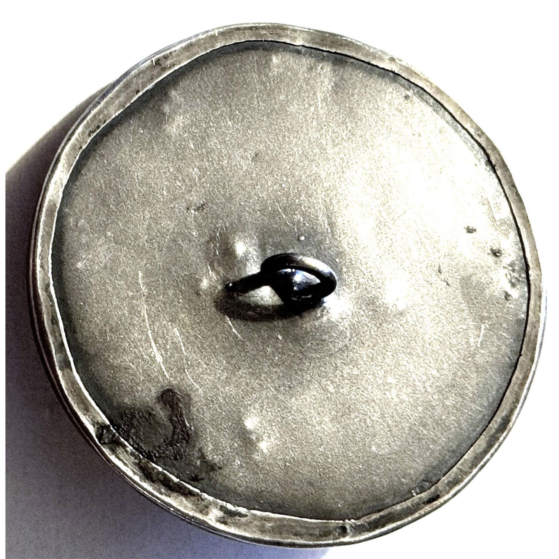 A rare division one pearl background button - Bild 2 aus 2