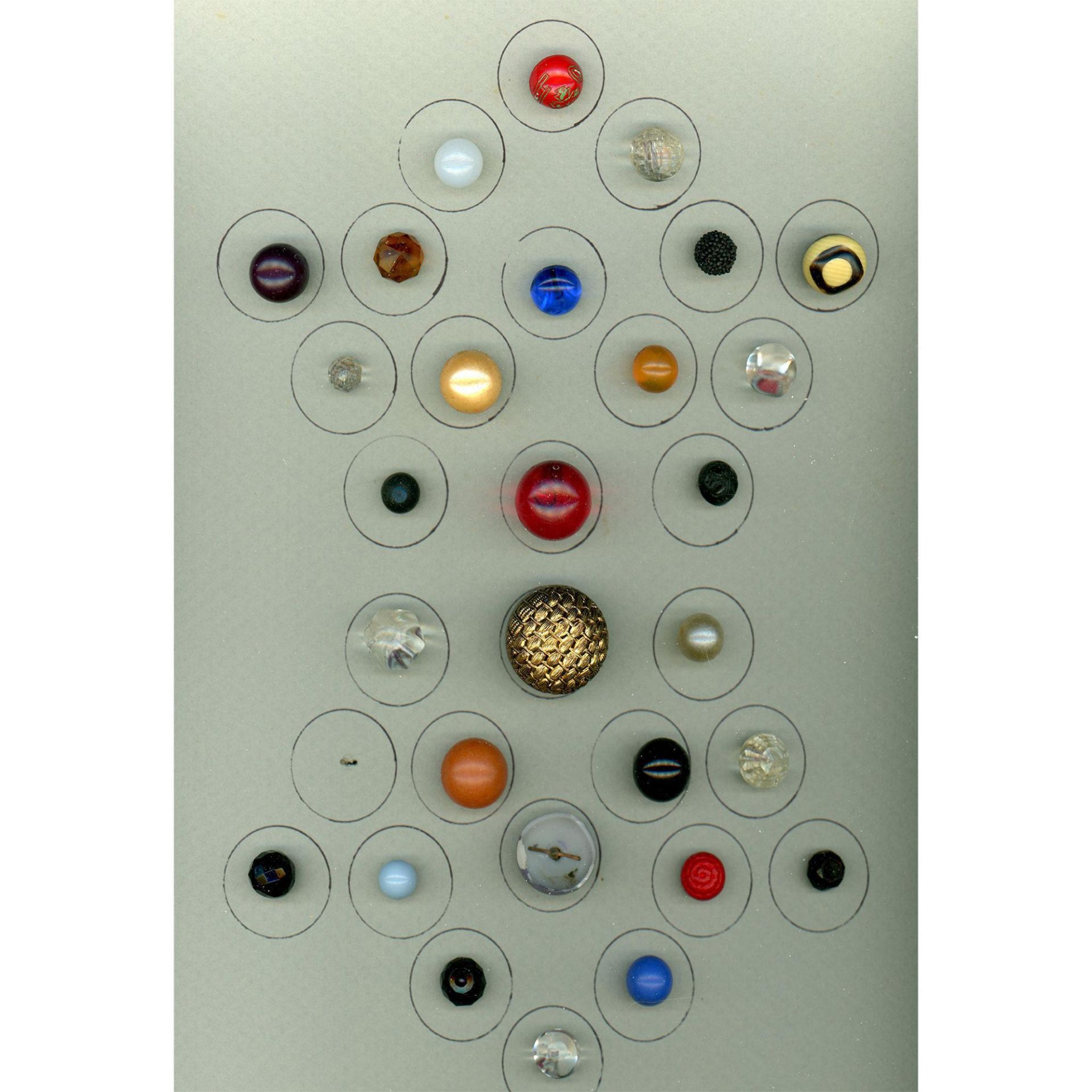 A box lot of assorted buttons on cards - Image 6 of 9