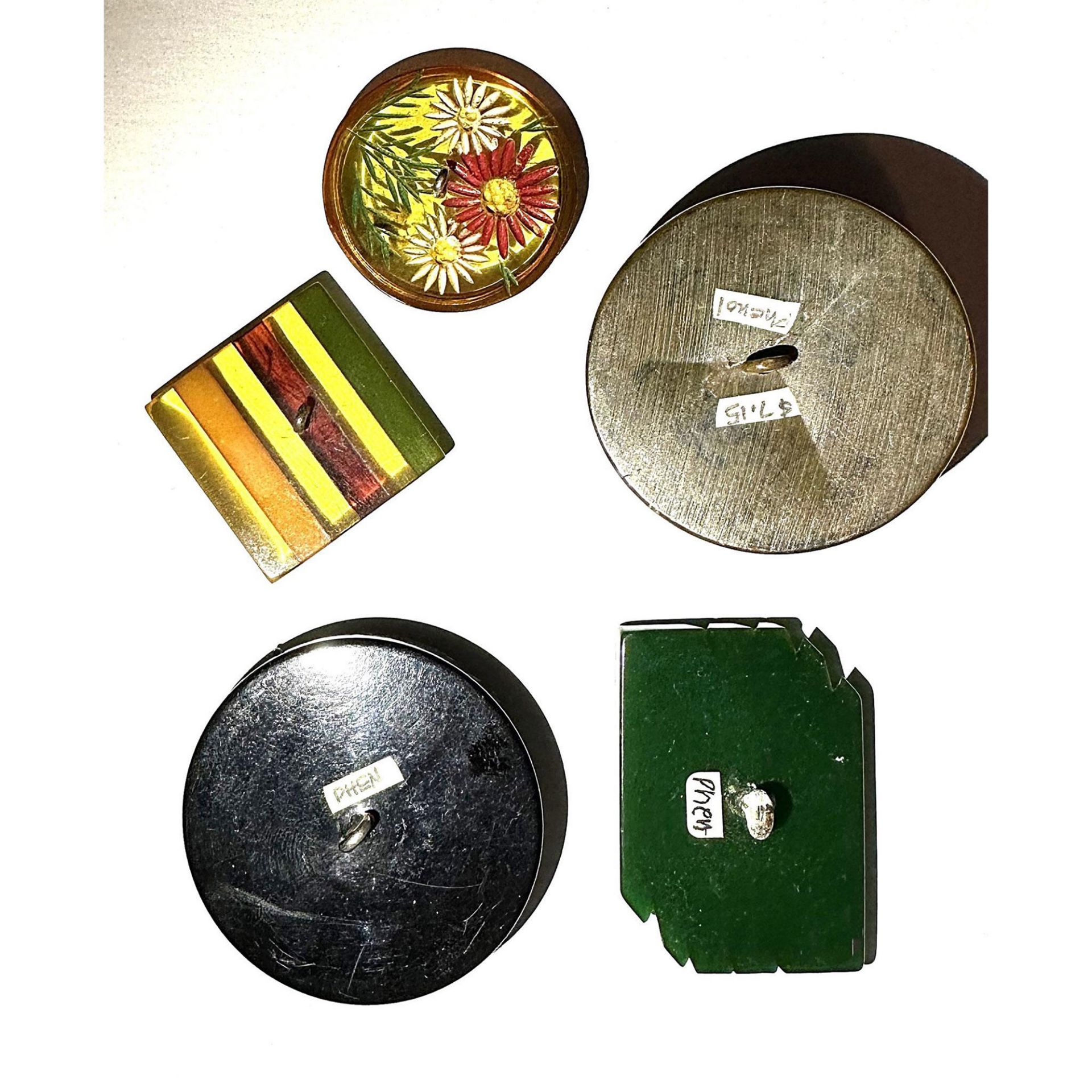 A small card of division three Bakelite buttons - Bild 7 aus 7