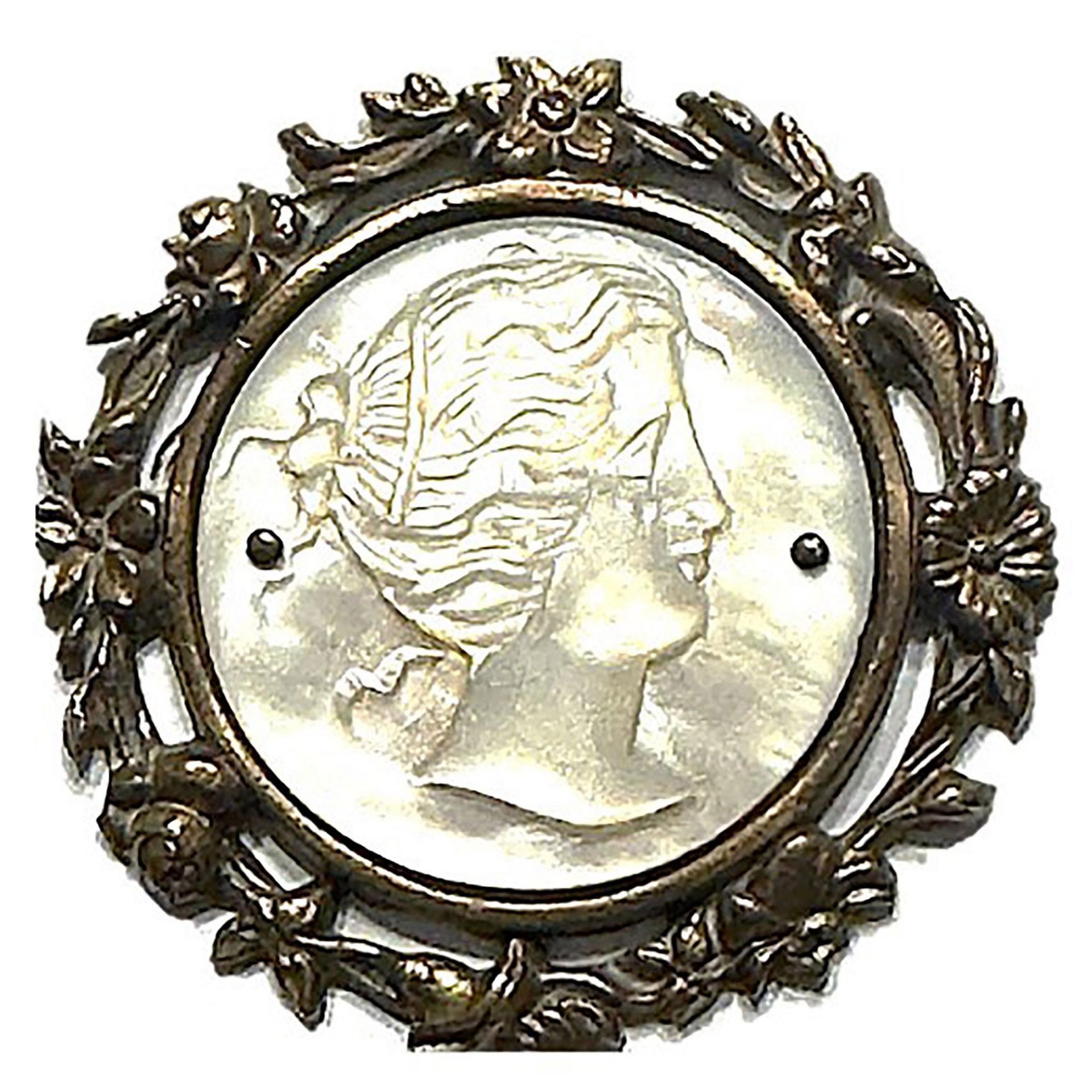 A division one carved pictorial pearl button