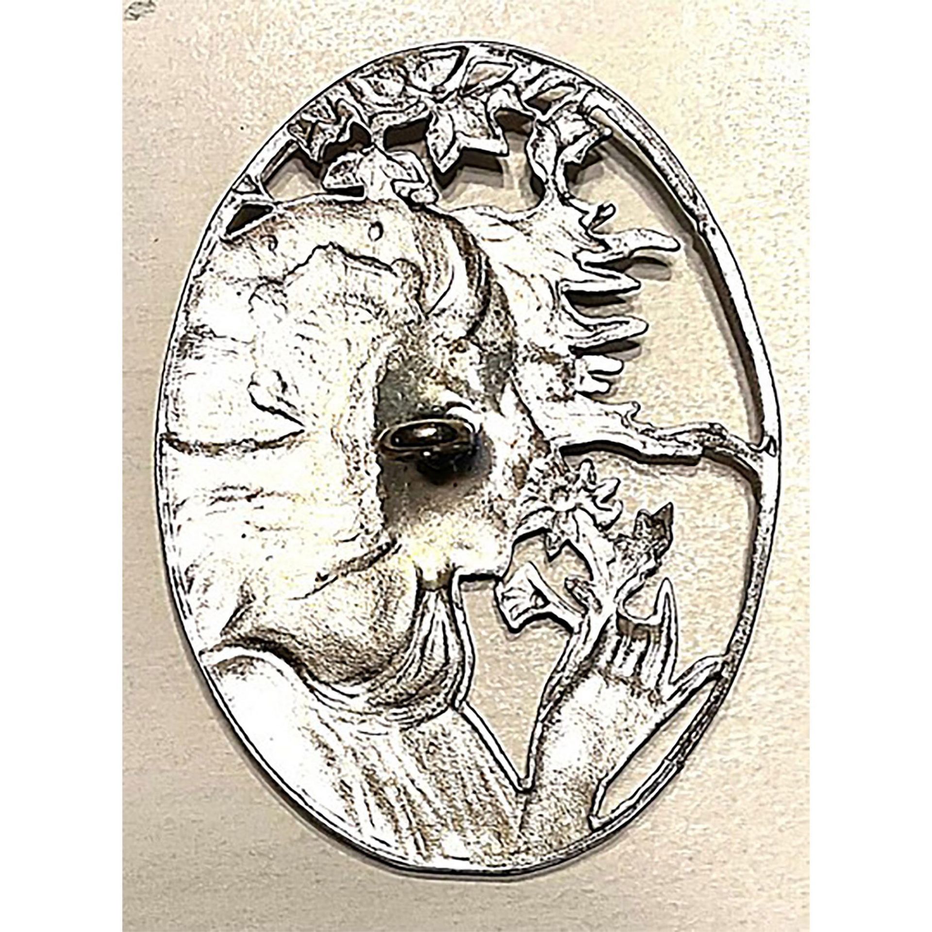 A division one pierced silver button of a women - Bild 3 aus 3