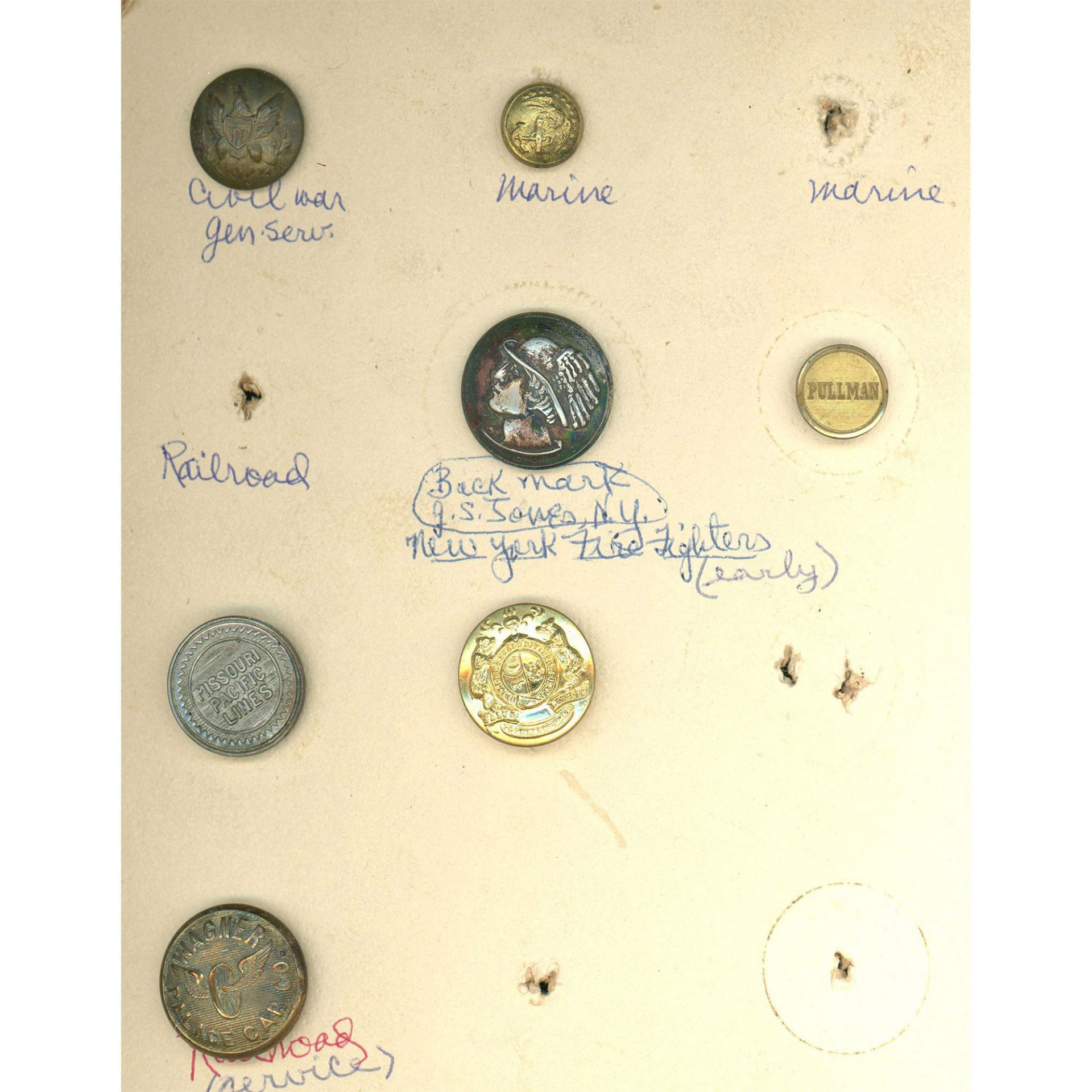 A box lot of assorted uniform buttons on cards - Bild 5 aus 8
