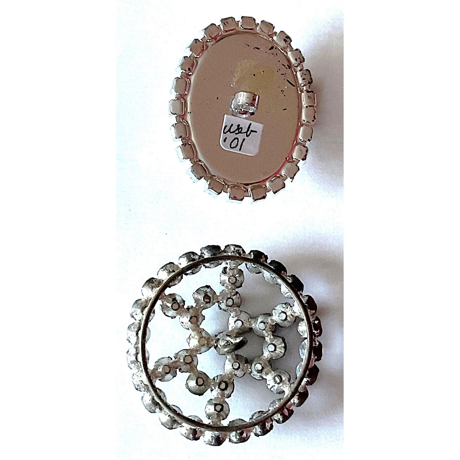 A small card of division one and three "Glitzy" buttons - Image 4 of 4