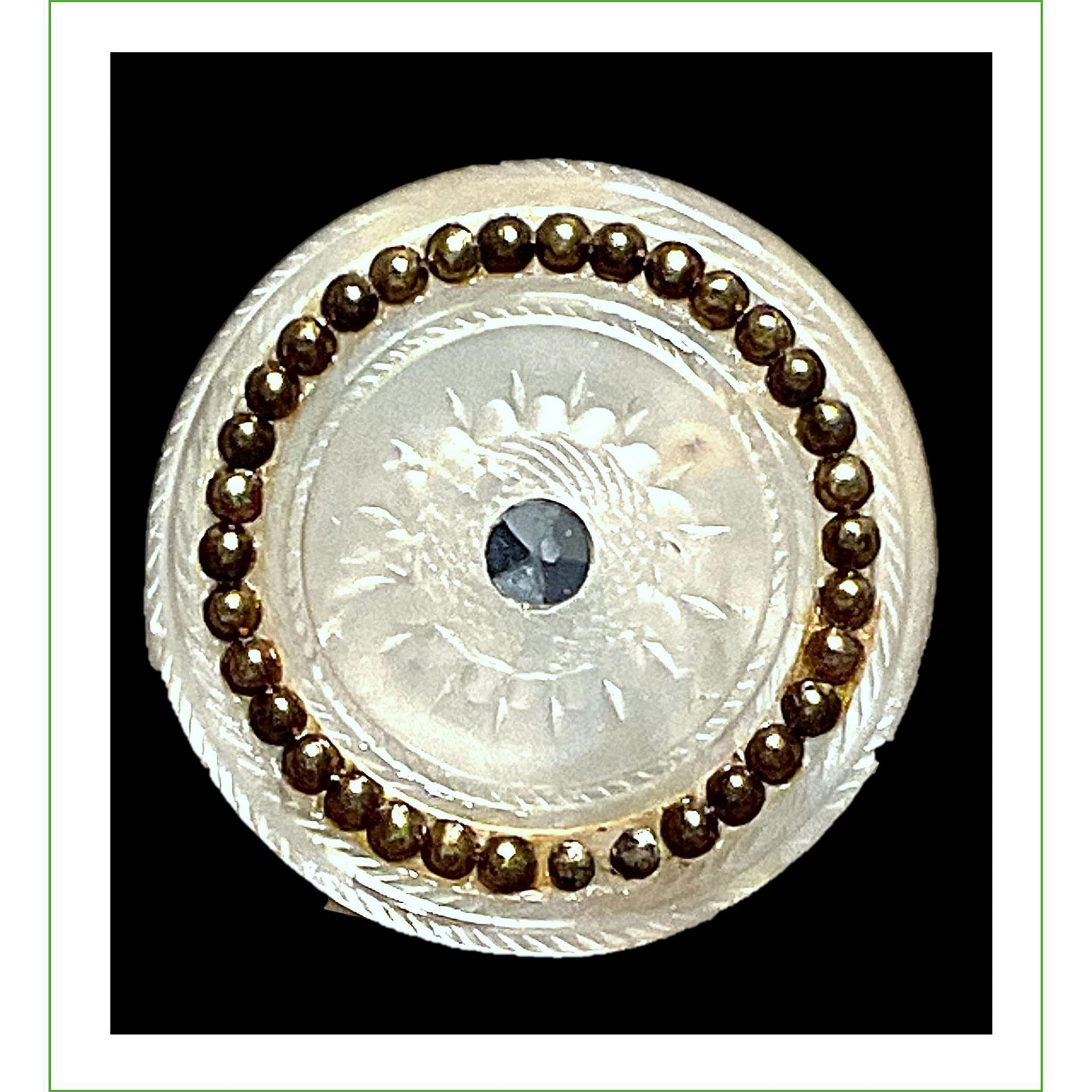 A small card of division one pearl buttons - Bild 3 aus 4