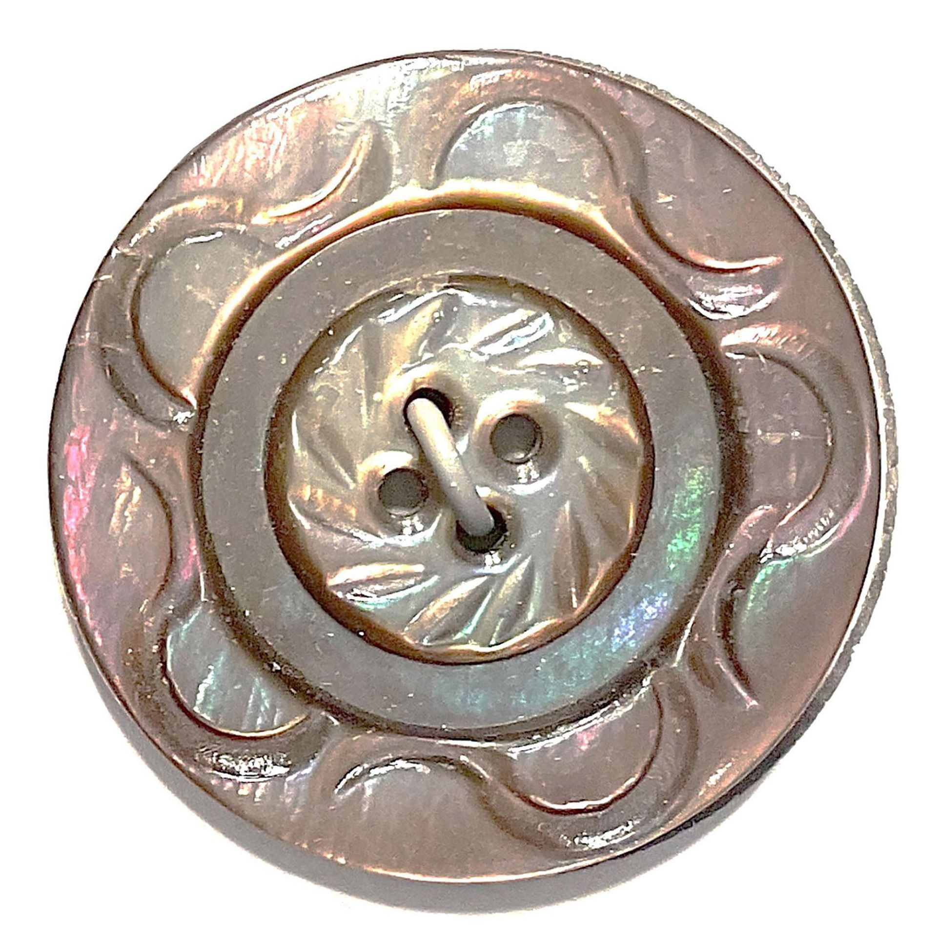 A card of assorted shaded mother of pearl buttons - Bild 2 aus 4
