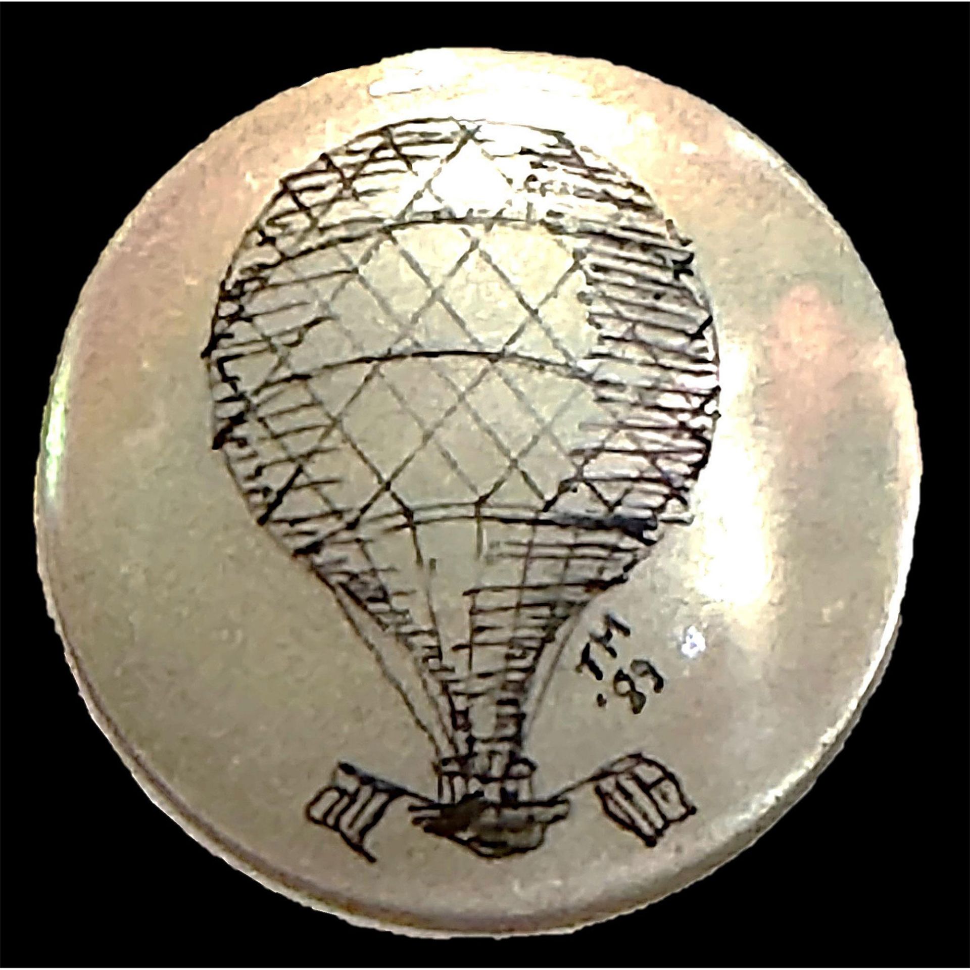 A division three studio artist Balloon button