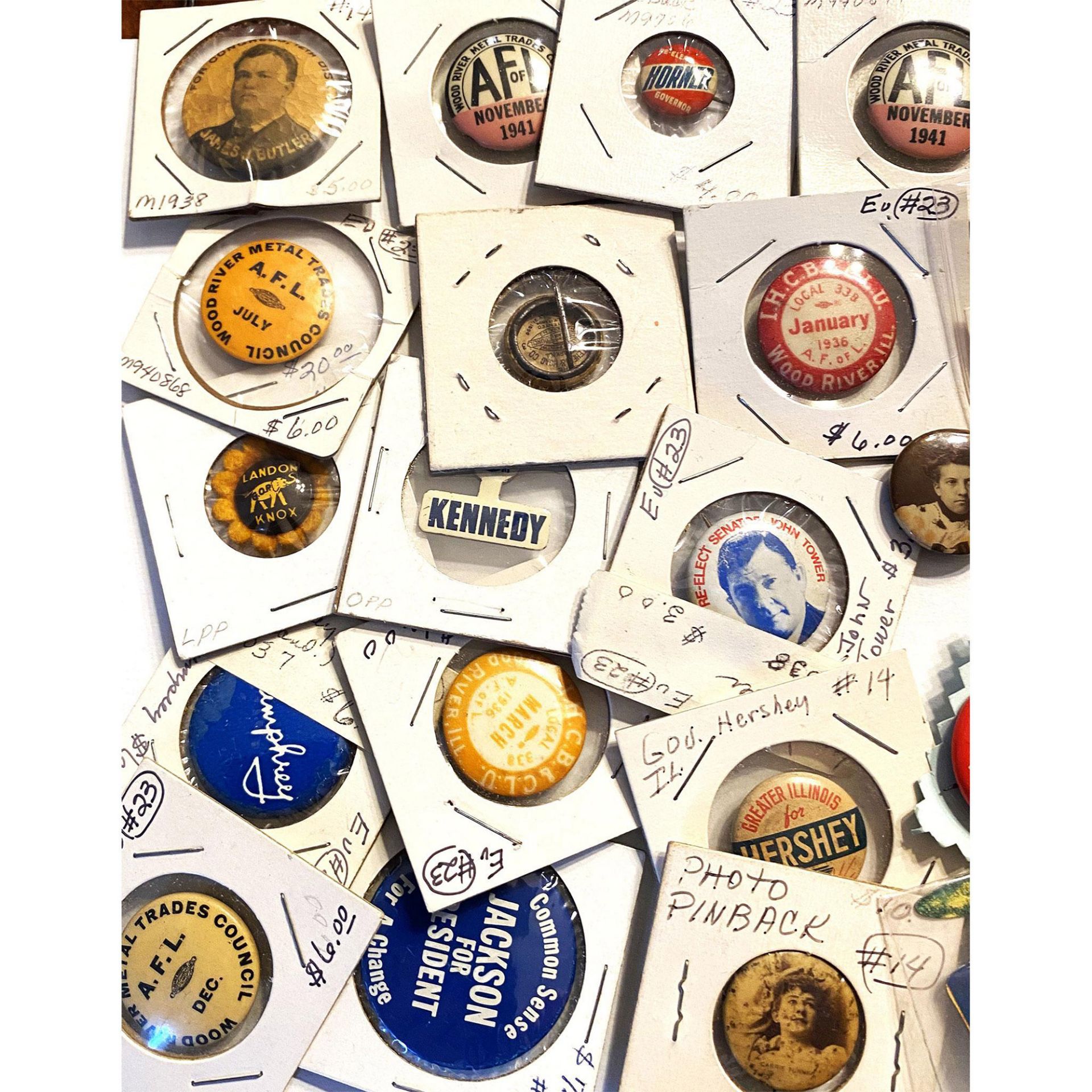 A bag lot of assorted political pin back buttons - Bild 2 aus 5