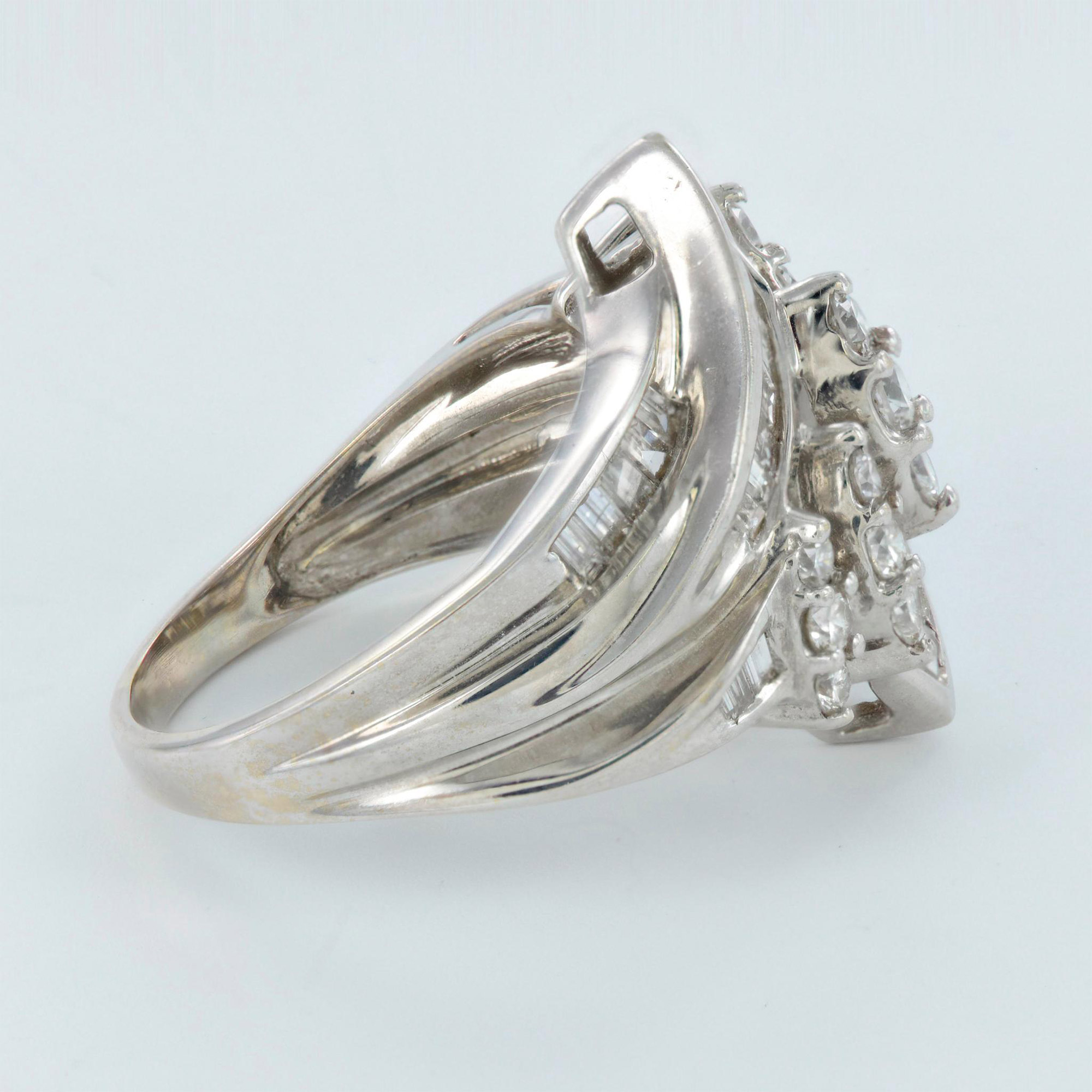 Stunning 18K White Gold and 1.75CTW Diamond Ring - Image 4 of 4
