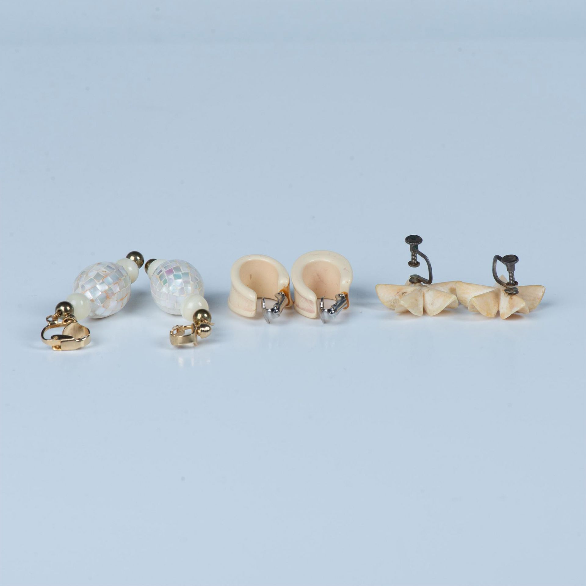 3 Pairs of Creamy Color Earrings - Image 2 of 5