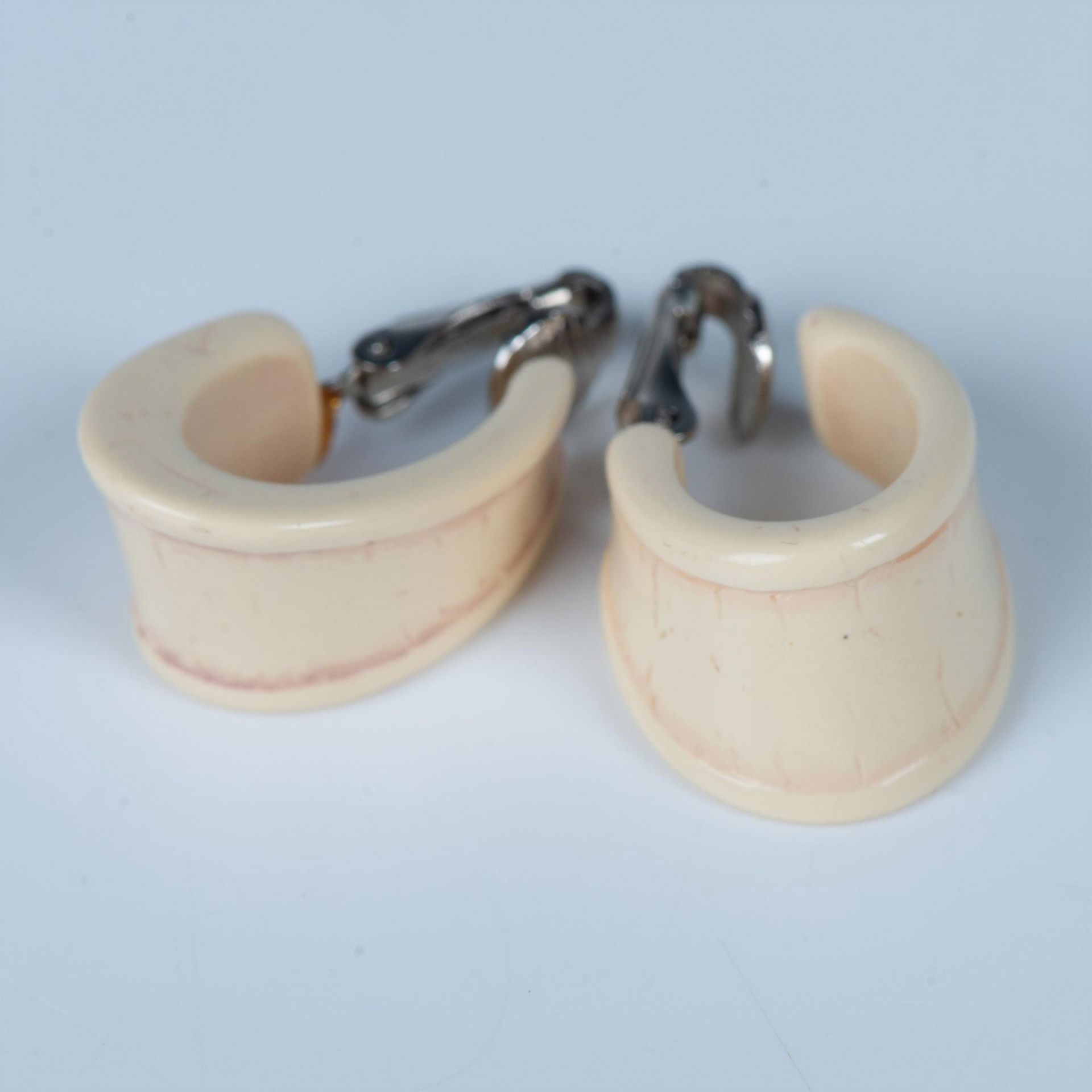 3 Pairs of Creamy Color Earrings - Image 4 of 5