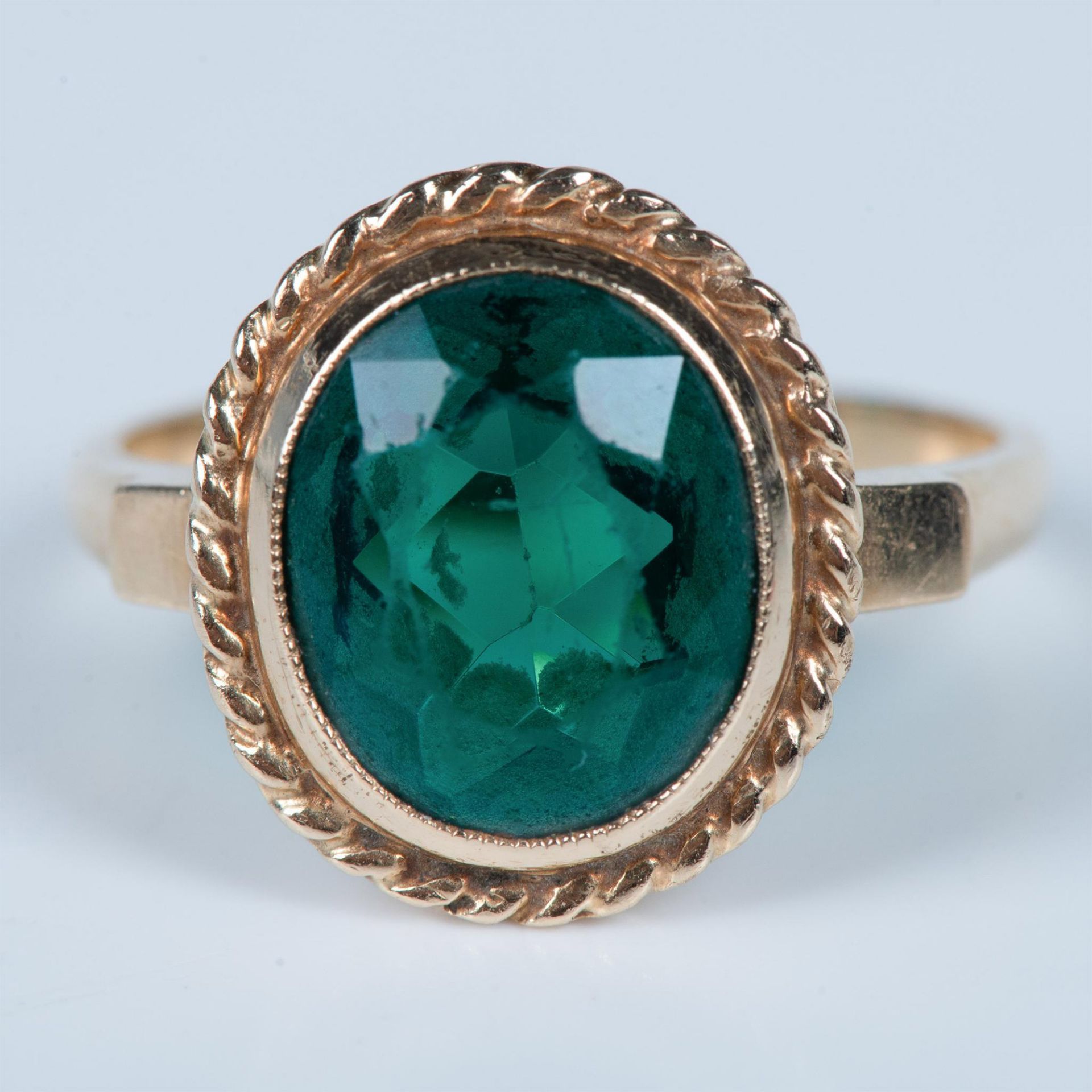 Gold Ring with Large Green Stone - Image 4 of 6