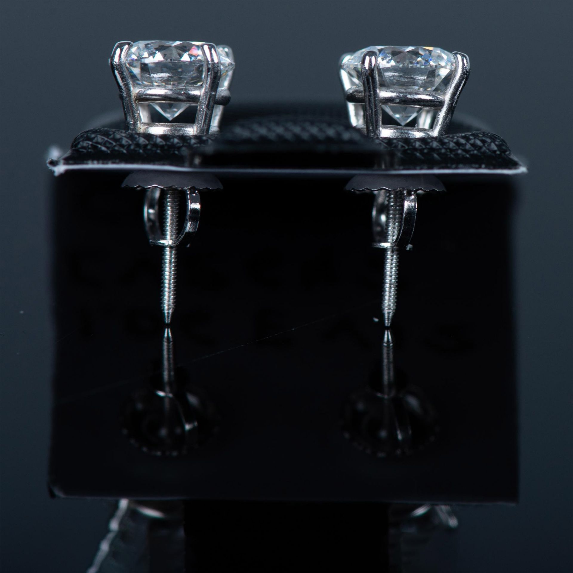 Stunning 14K White Gold and Diamond Earrings - Image 3 of 6