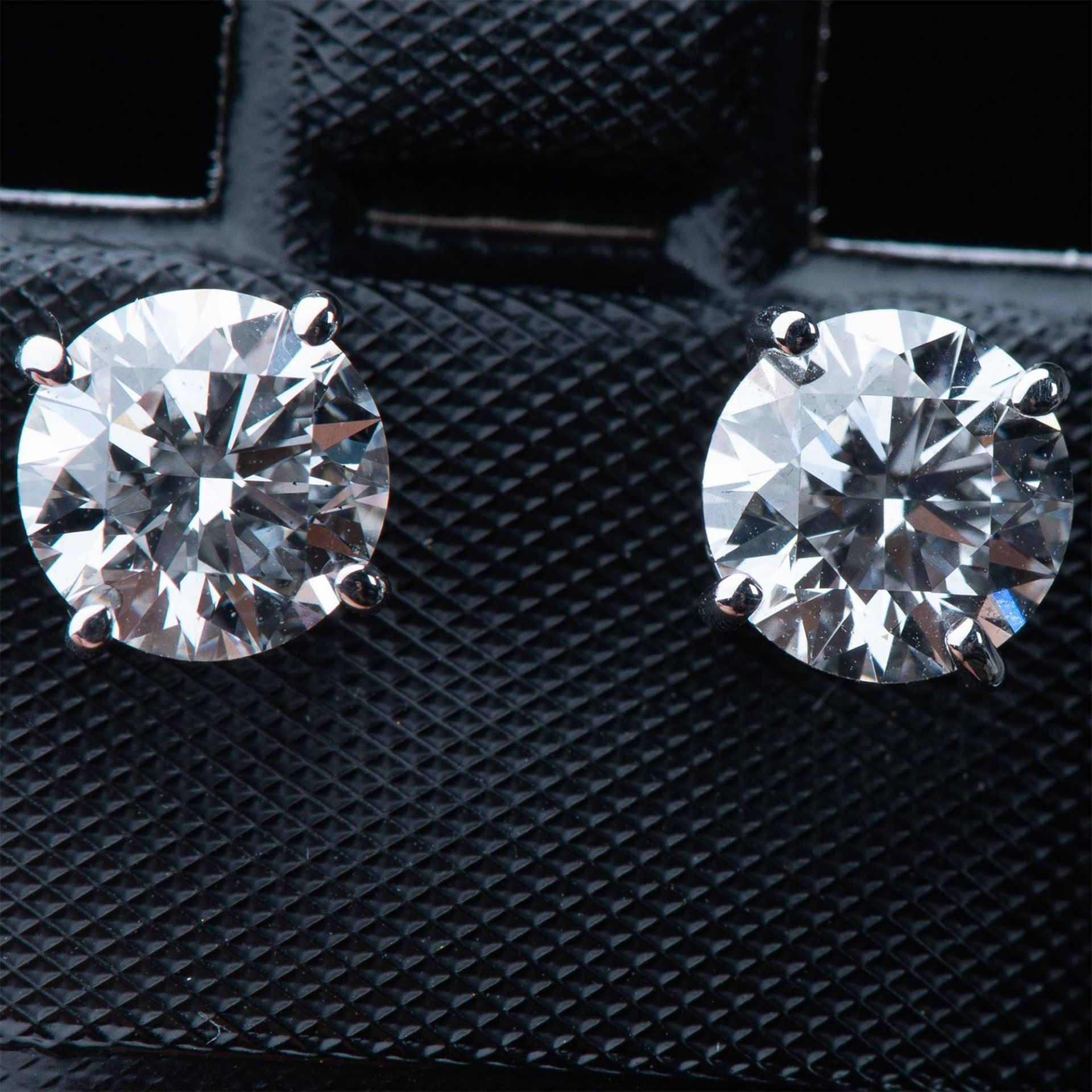 Stunning 14K White Gold and Diamond Earrings - Image 6 of 6