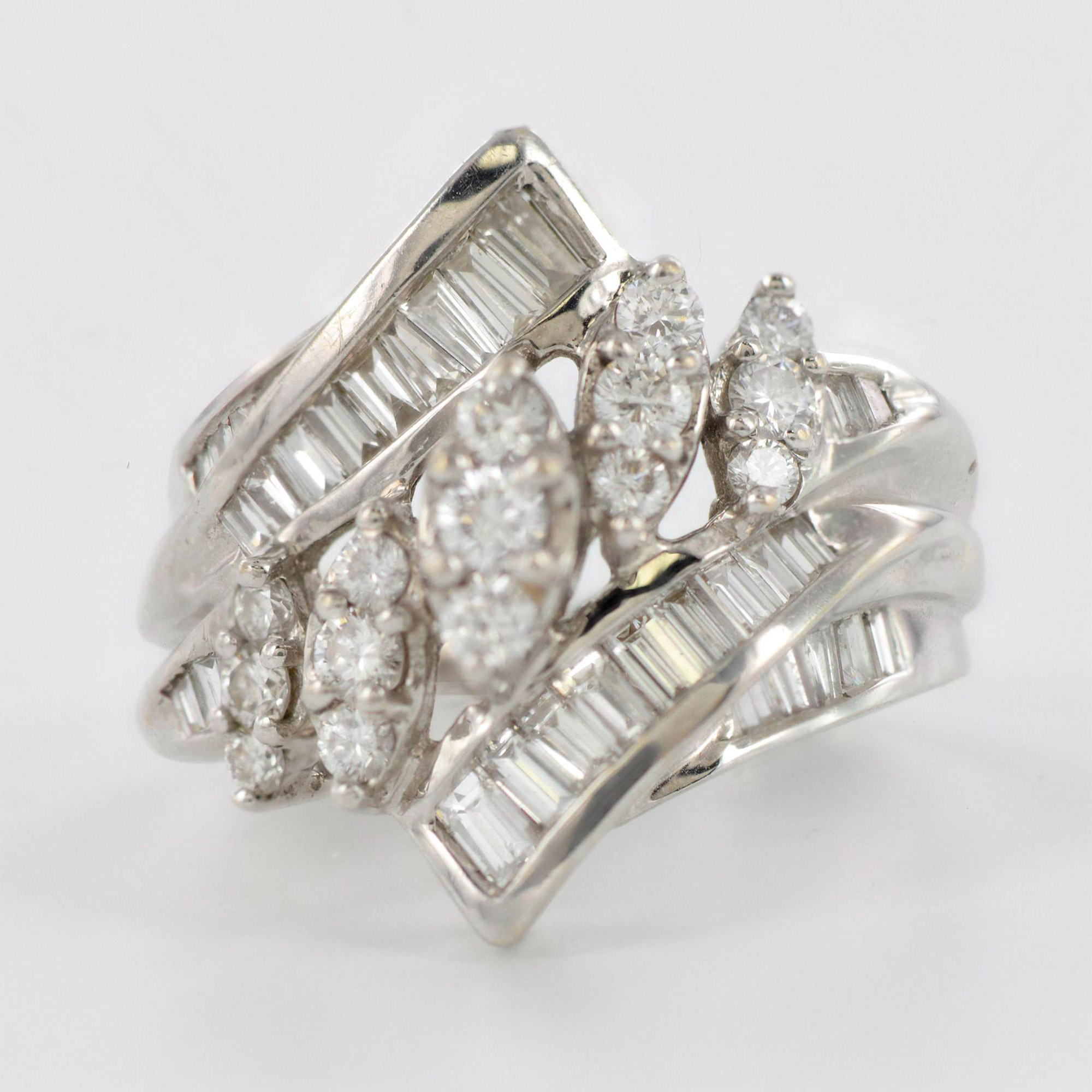 Stunning 18K White Gold and 1.75CTW Diamond Ring - Image 2 of 4