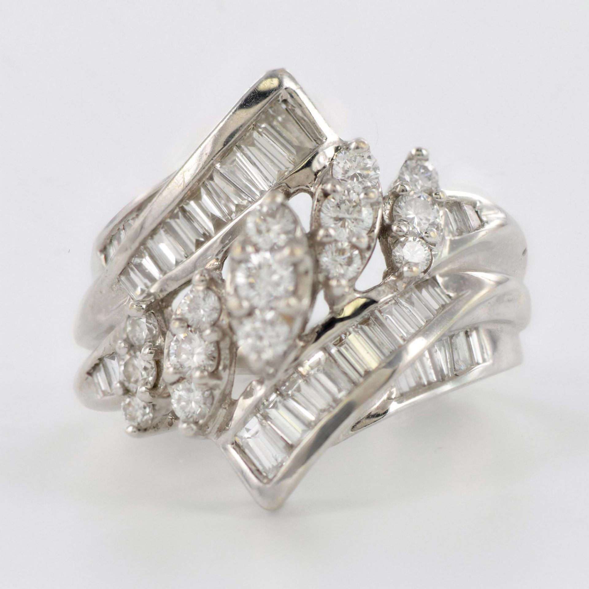 Stunning 18K White Gold and 1.75CTW Diamond Ring - Bild 2 aus 4