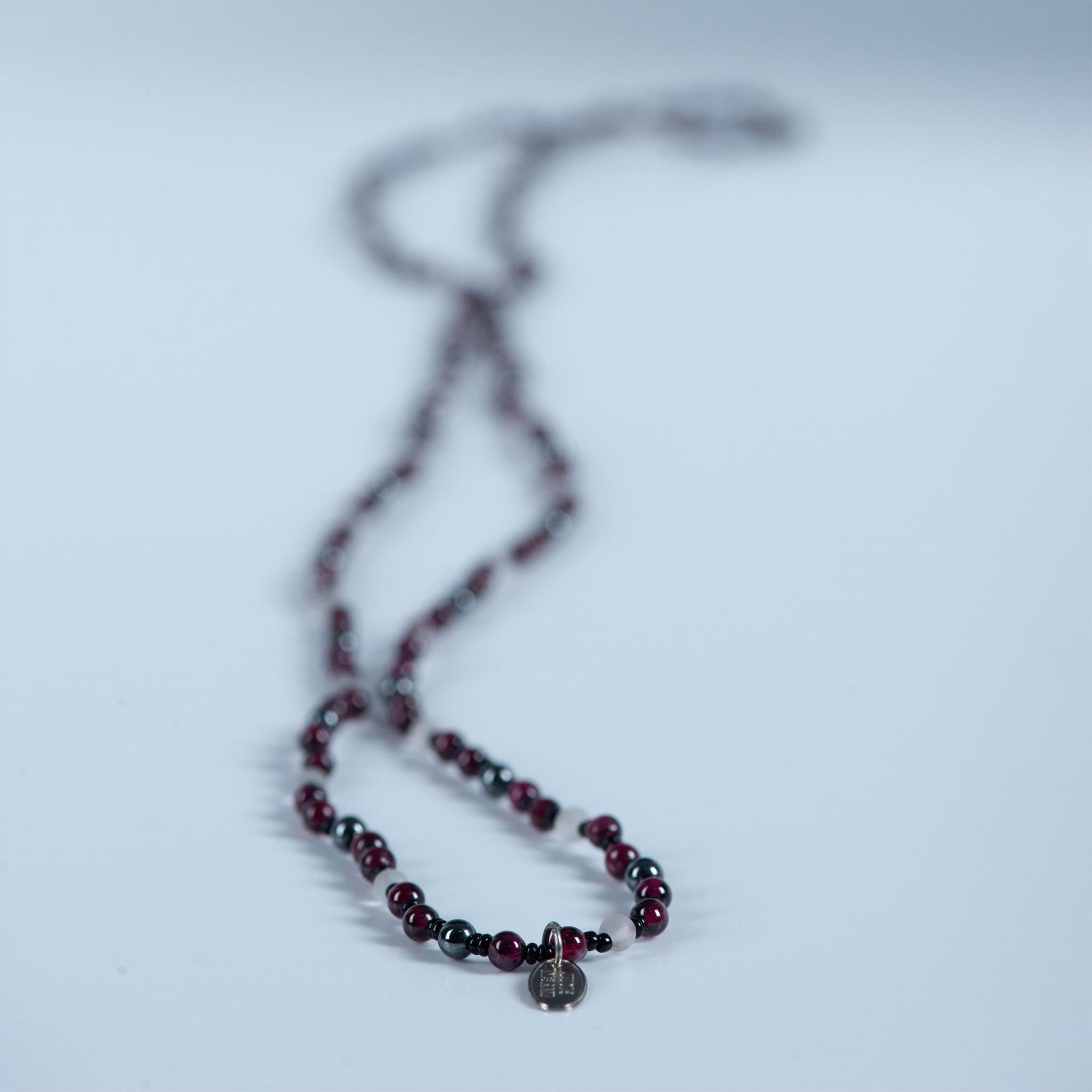 Judie Ingram Hematite and Glass Infinity Bead Necklace - Bild 4 aus 6