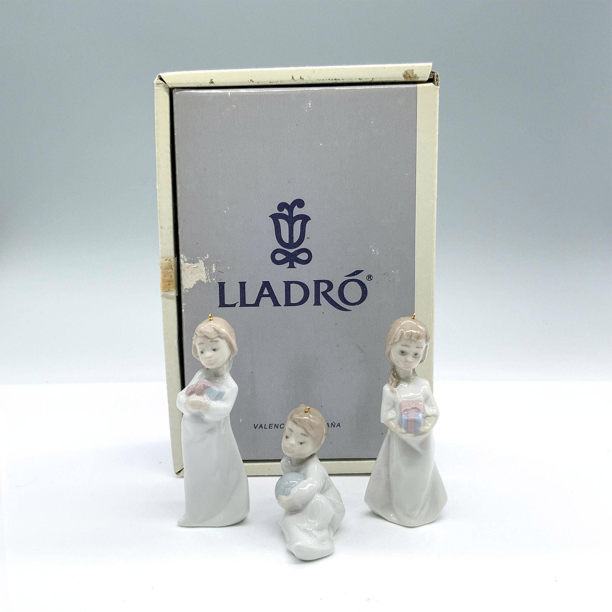 Lladro Christmas Morning Mini Figural Ornament Set 1005940 - Image 4 of 4