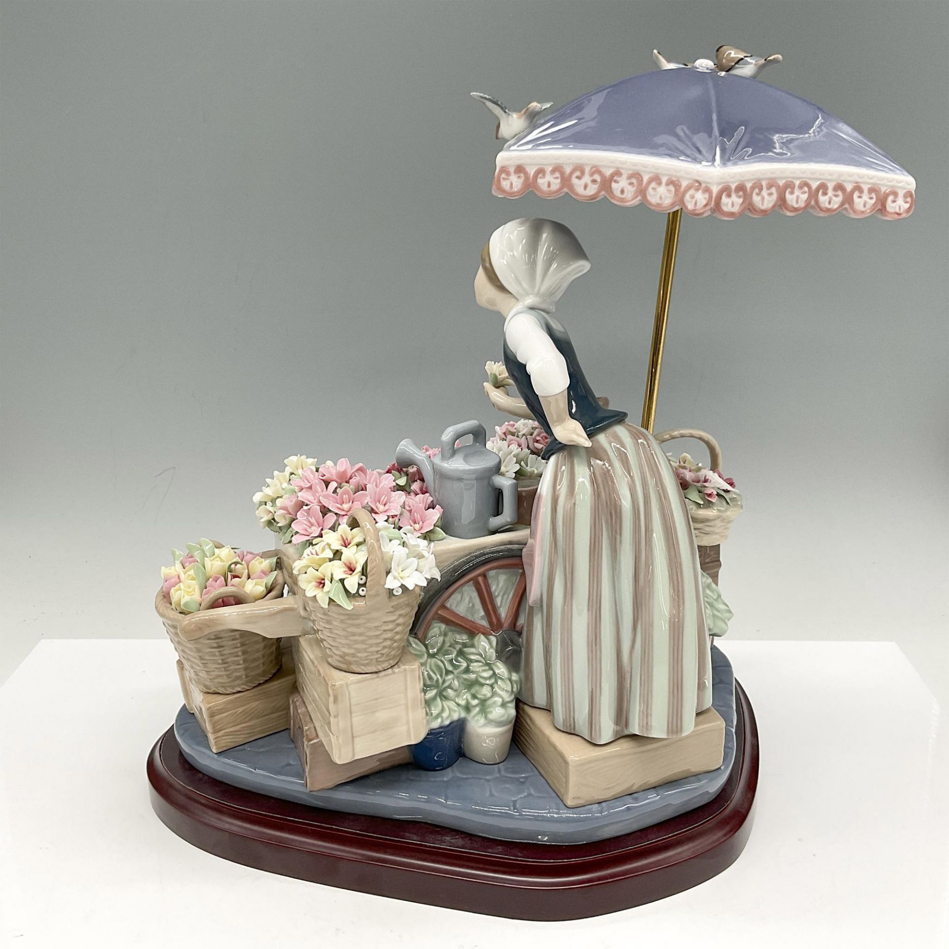 Flowers of the Season 1001454 - Lladro Porcelain Figurine with Base - Image 3 of 4