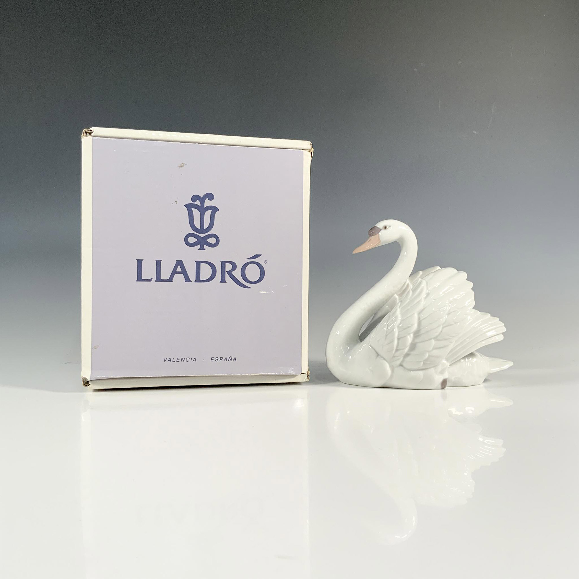 Swan With Wings Spread 1005231 - Lladro Porcelain Figurine - Image 4 of 4