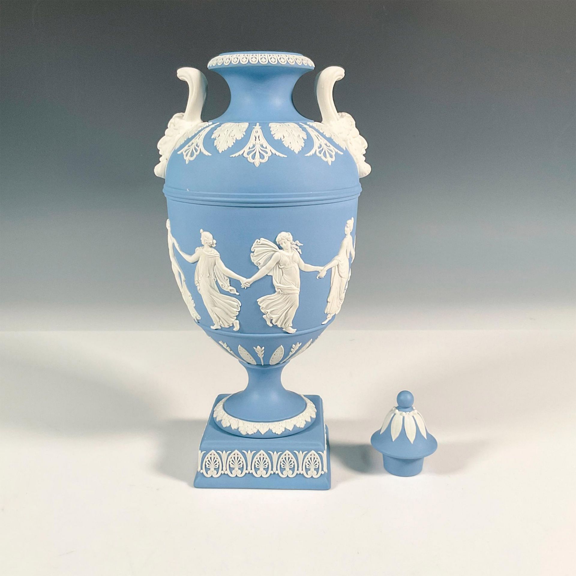 Wedgwood Blue Jasperware Covered Urn, Dancing Hours - Bild 3 aus 5