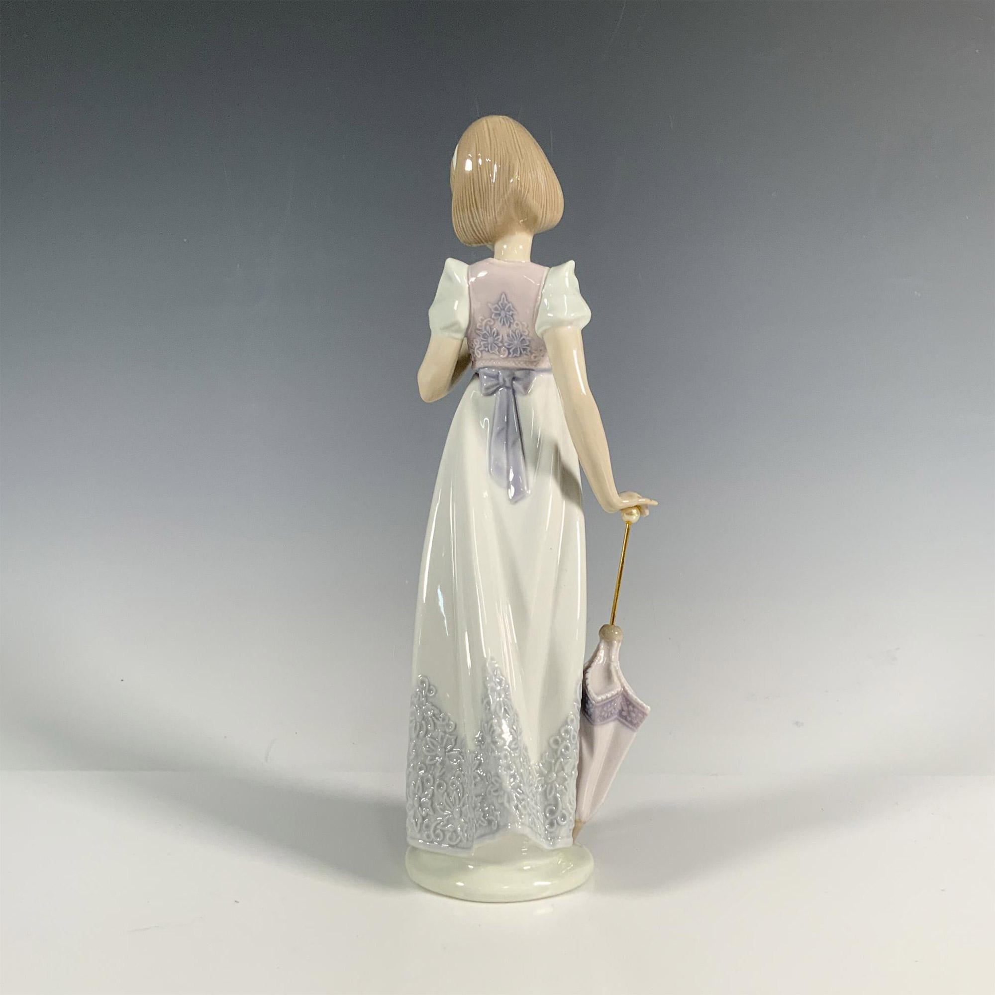 Summer Stroll 1007611 - Lladro Porcelain Figurine - Image 2 of 4