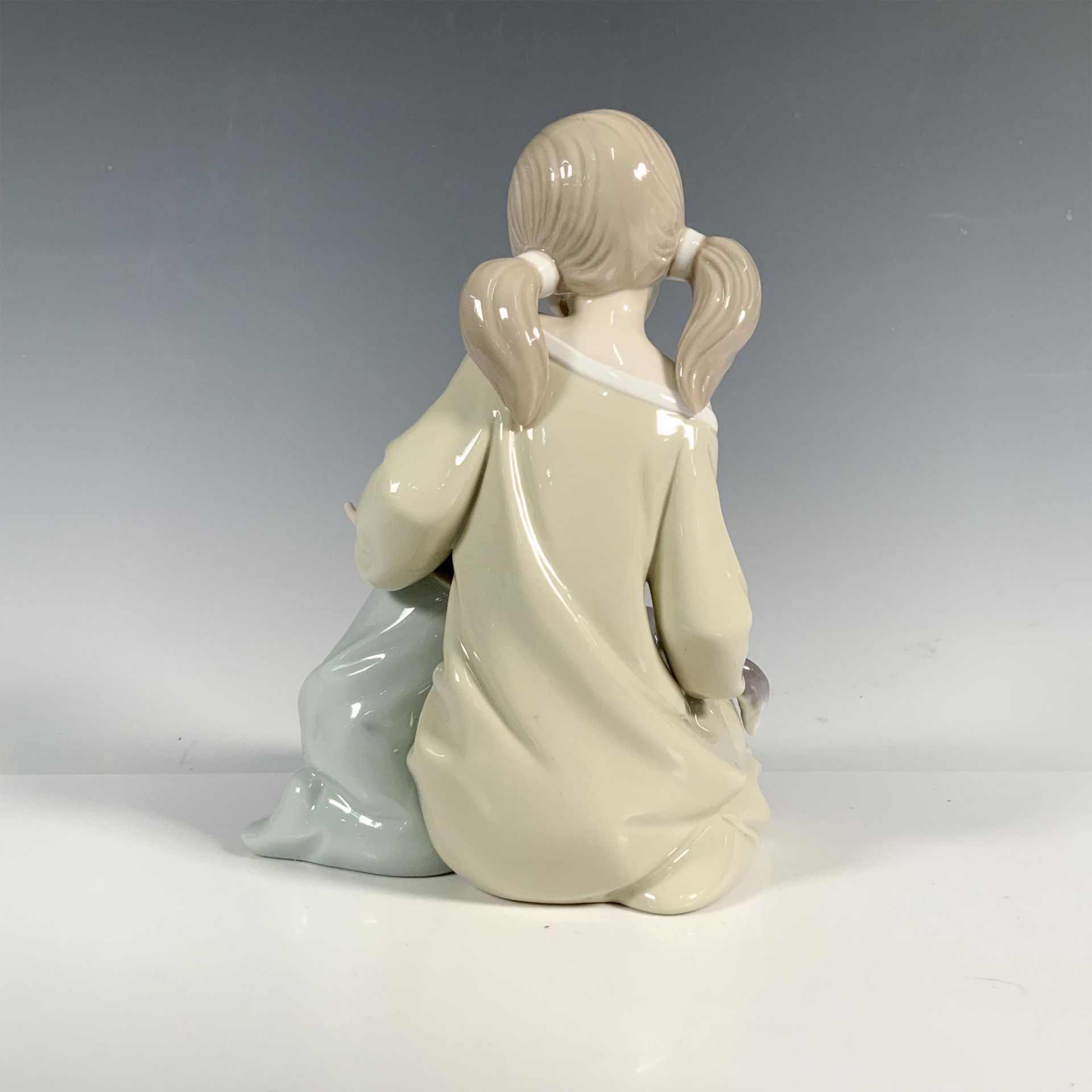 Little Sister 1001534 - Lladro Porcelain Figurine - Image 2 of 4