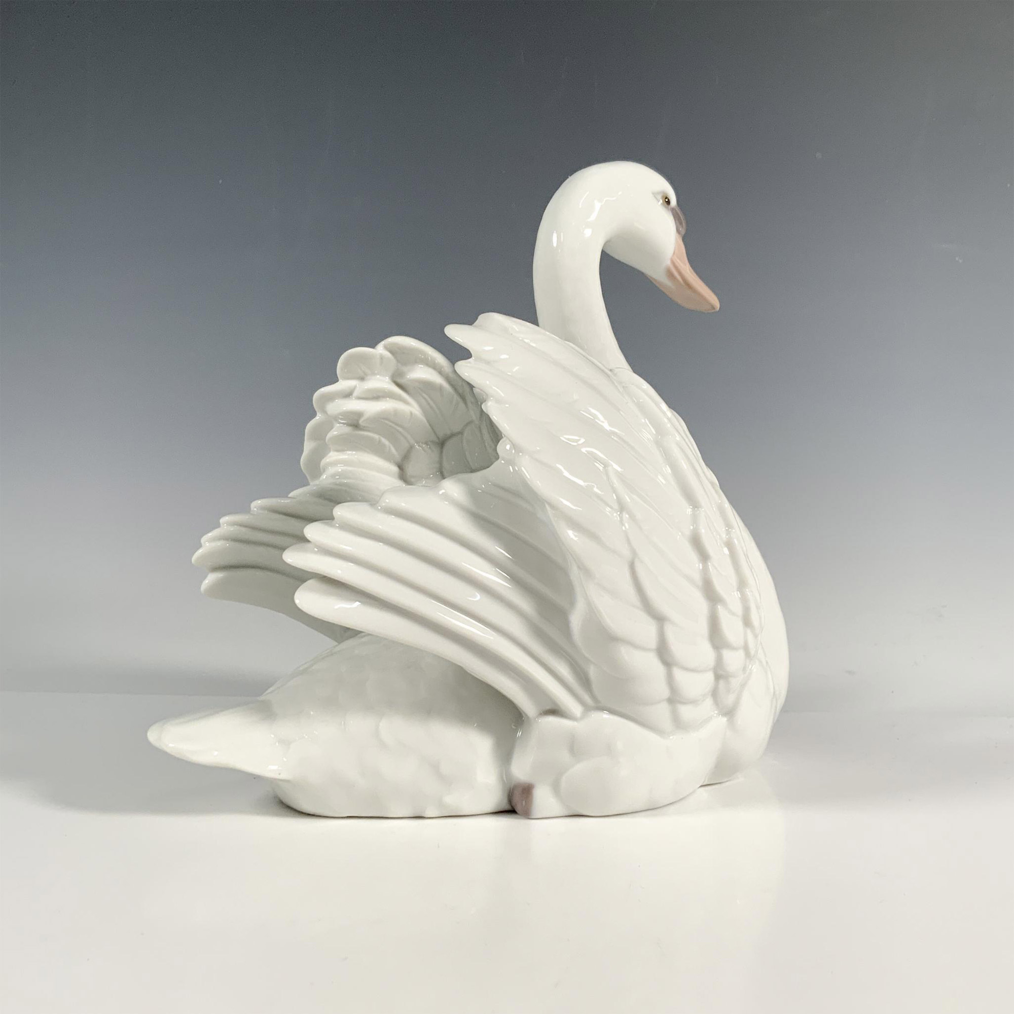 Swan With Wings Spread 1005231 - Lladro Porcelain Figurine - Image 2 of 4