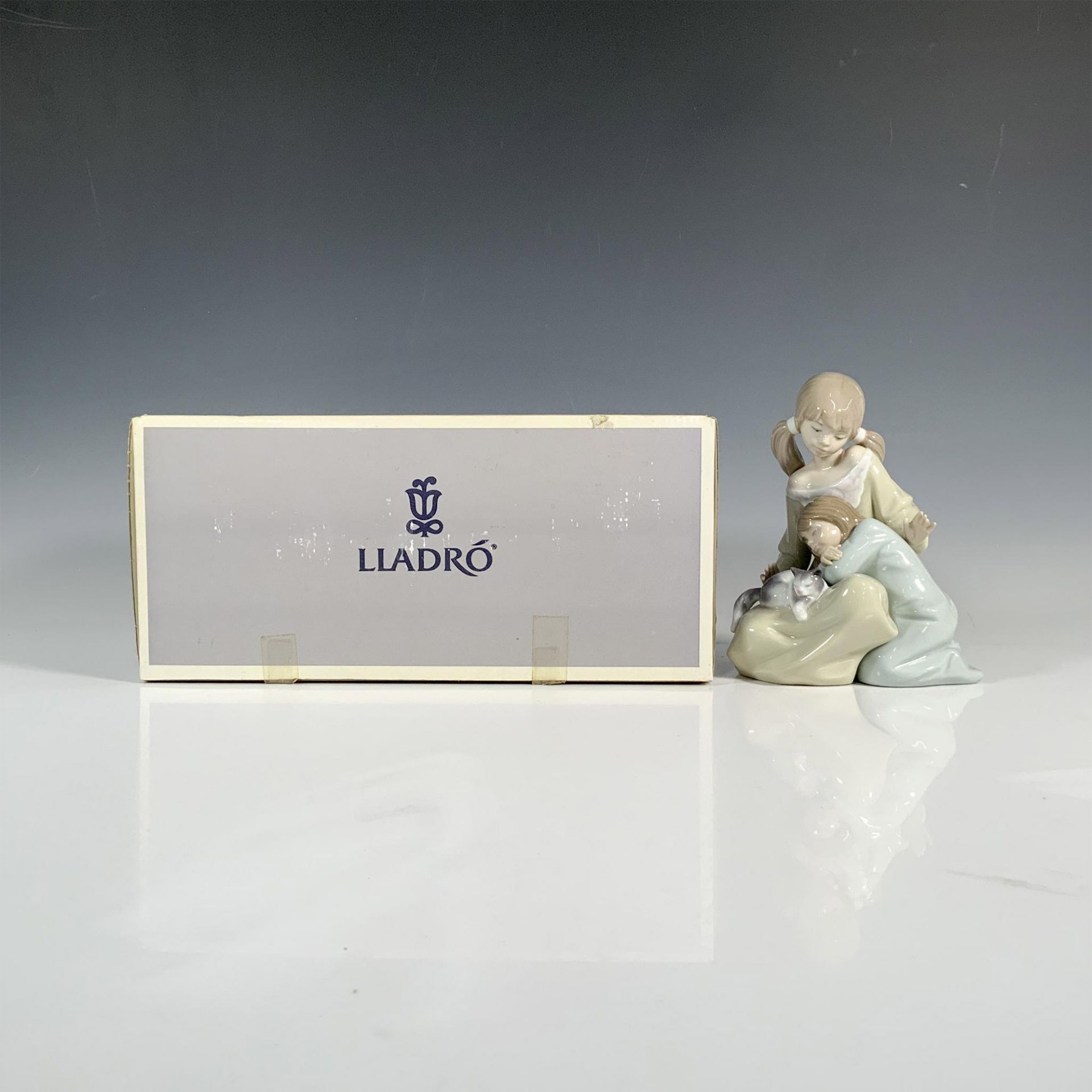 Little Sister 1001534 - Lladro Porcelain Figurine - Image 4 of 4