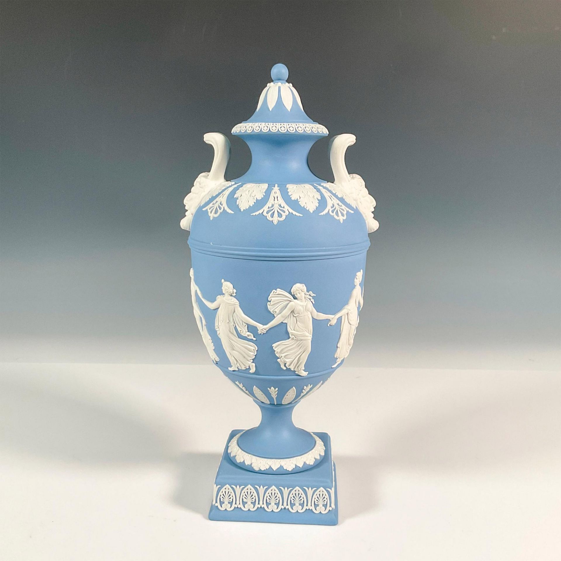 Wedgwood Blue Jasperware Covered Urn, Dancing Hours - Bild 2 aus 5