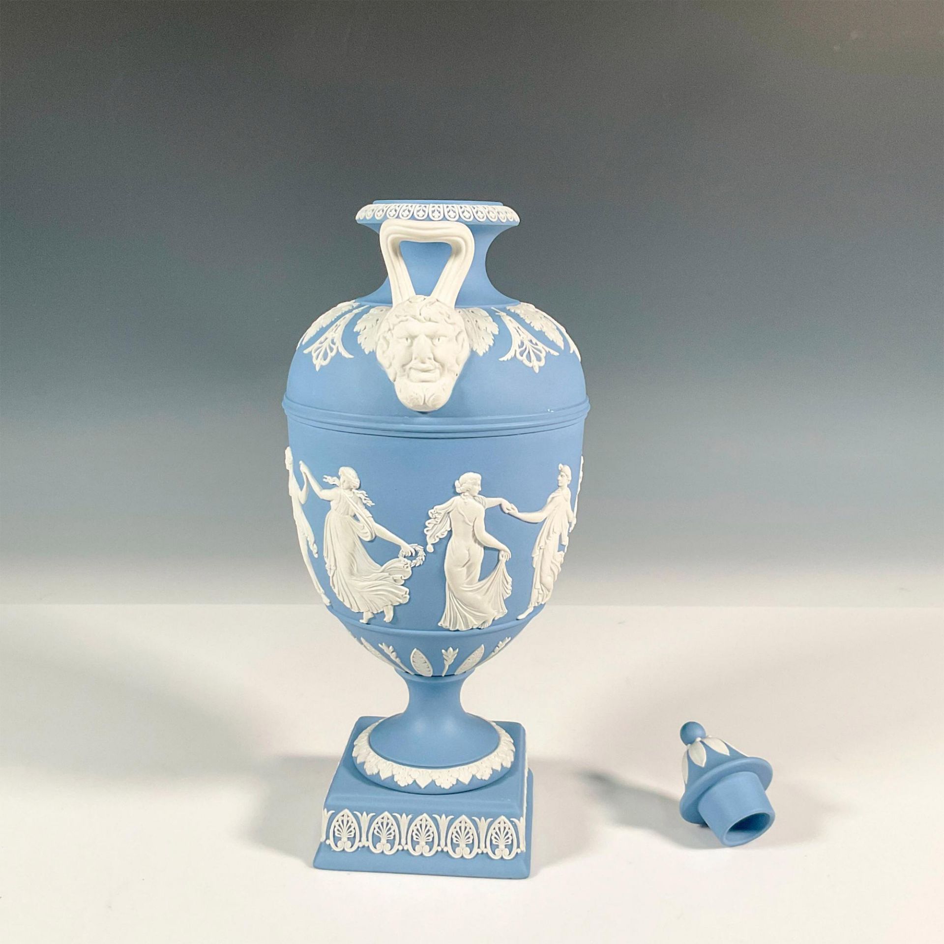 Wedgwood Blue Jasperware Covered Urn, Dancing Hours - Bild 4 aus 5
