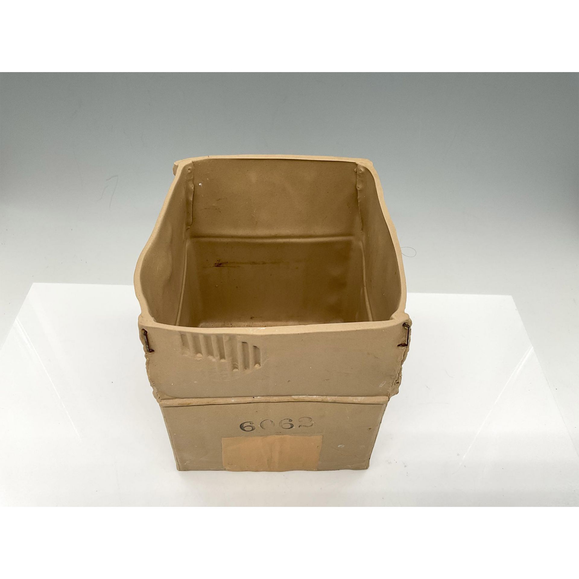 Michel Harvey Postmodern Ceramic Corrugated Box Vase - Bild 2 aus 4
