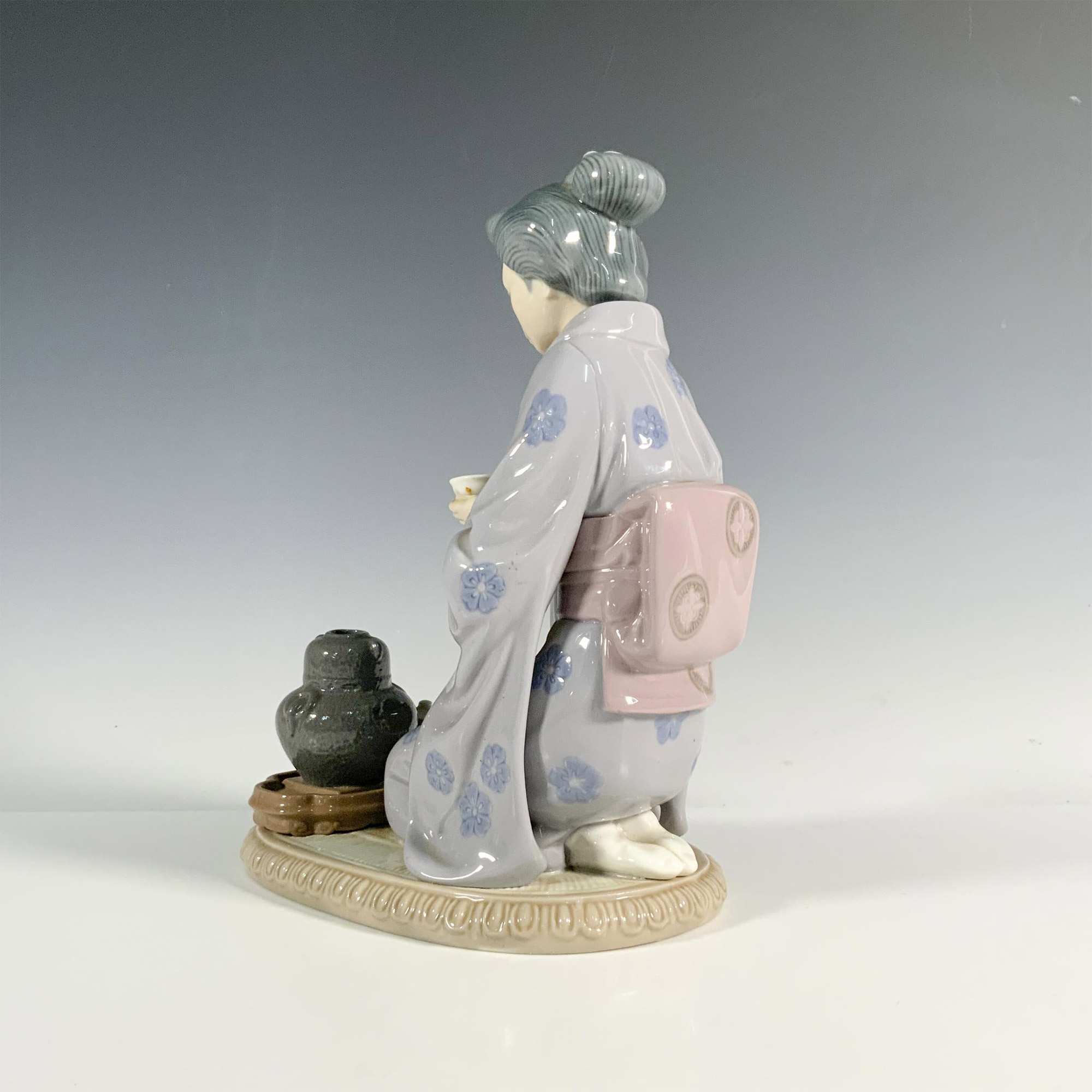 August Moon 1005122 - Lladro Porcelain Figurine - Image 2 of 3