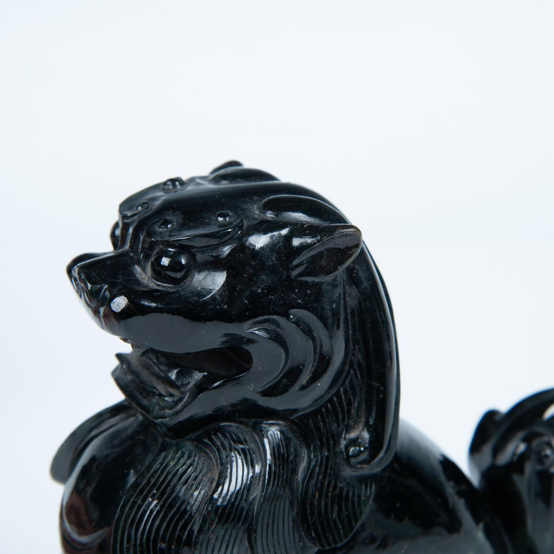 Pair of Chinese Carved Black Nephrite Jade Foo Dogs - Bild 13 aus 13
