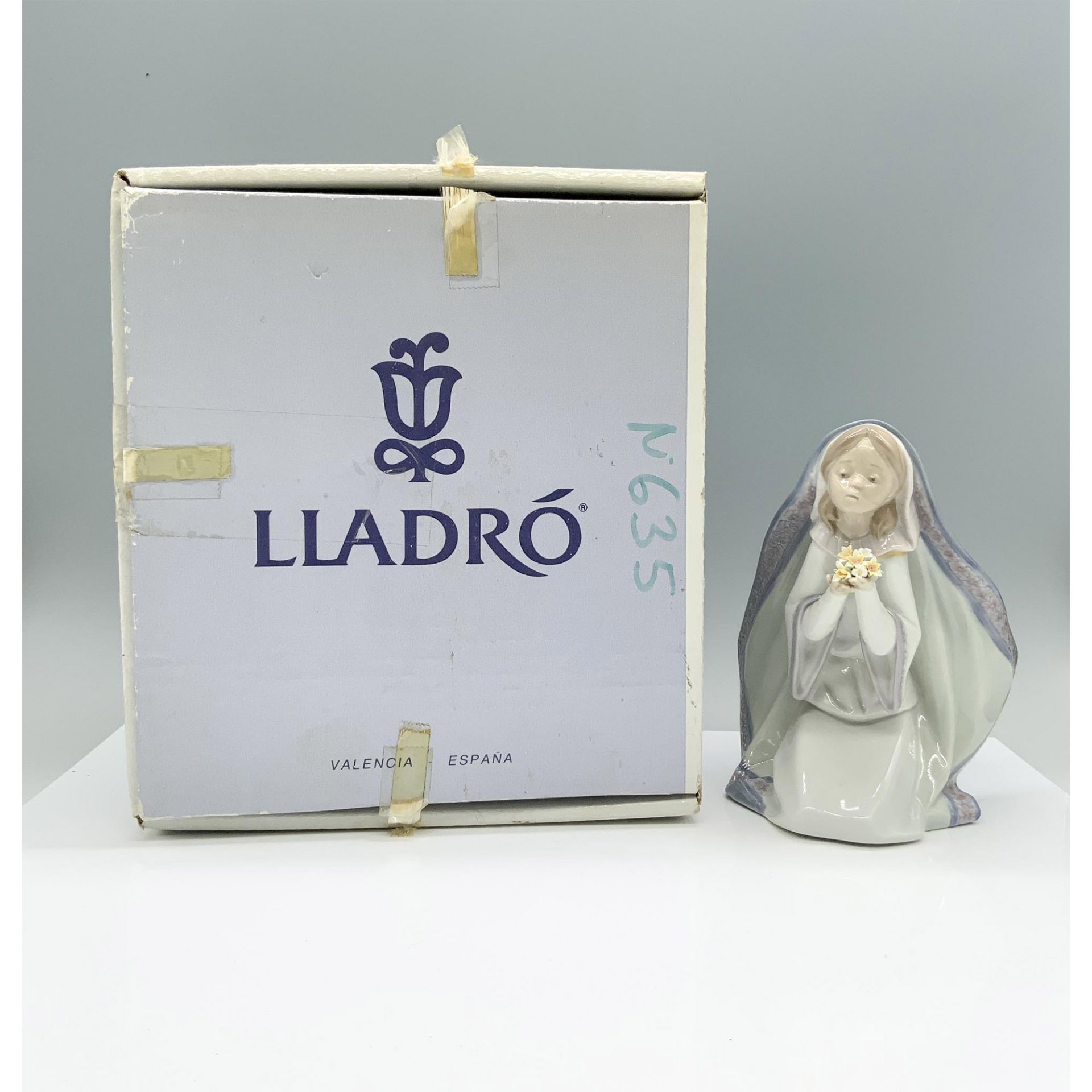 Reverent Moment 1005792 - Lladro Porcelain Figurine - Image 4 of 4