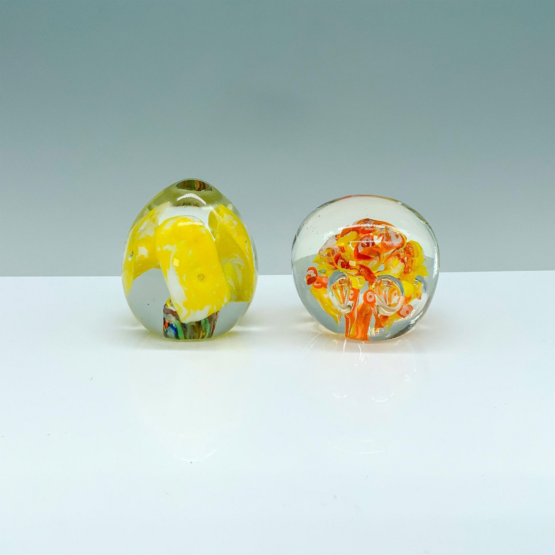 2pc Yellow Themed Art Glass Paperweights - Bild 2 aus 3