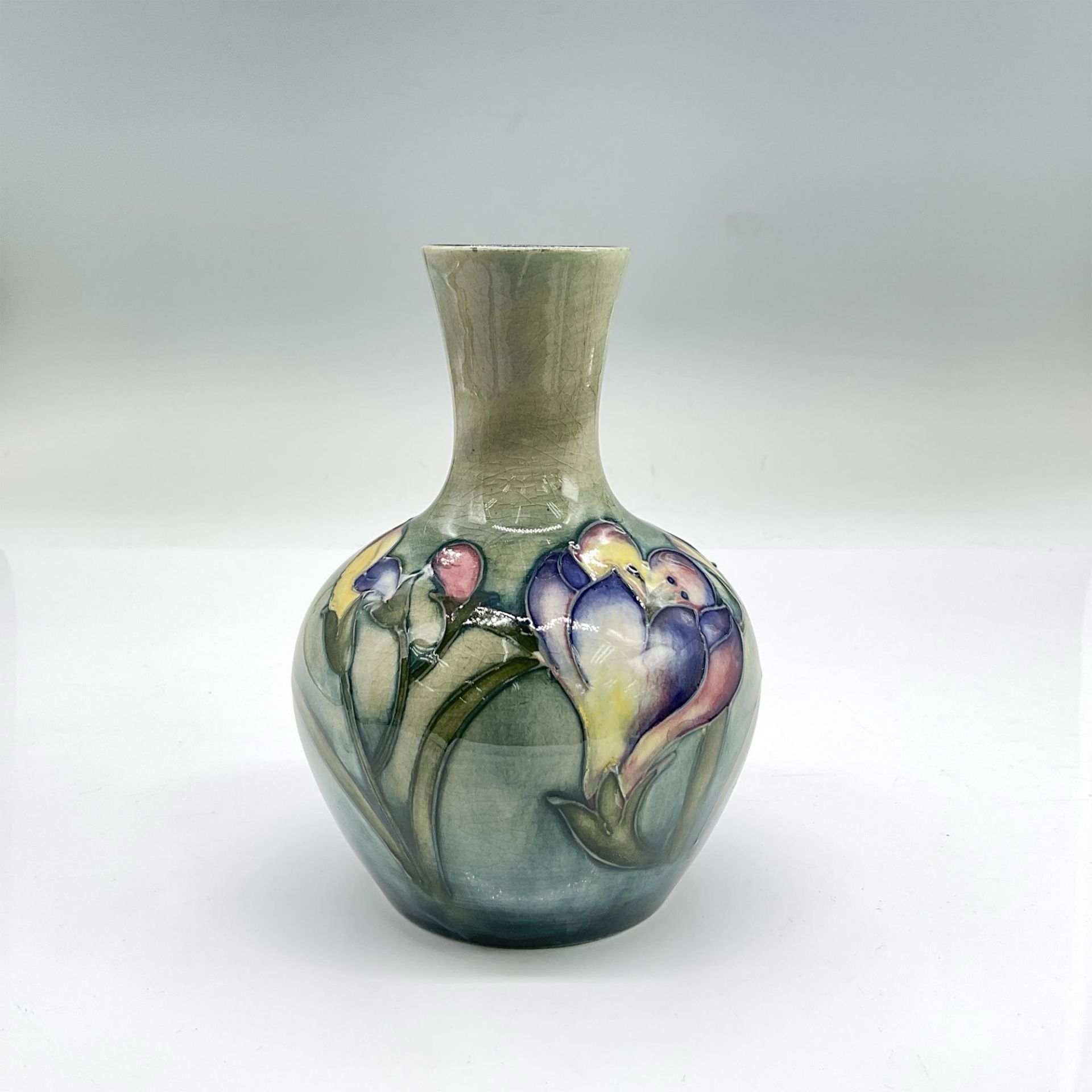 Moorcroft Pottery Small Vase, Freesia - Bild 2 aus 3