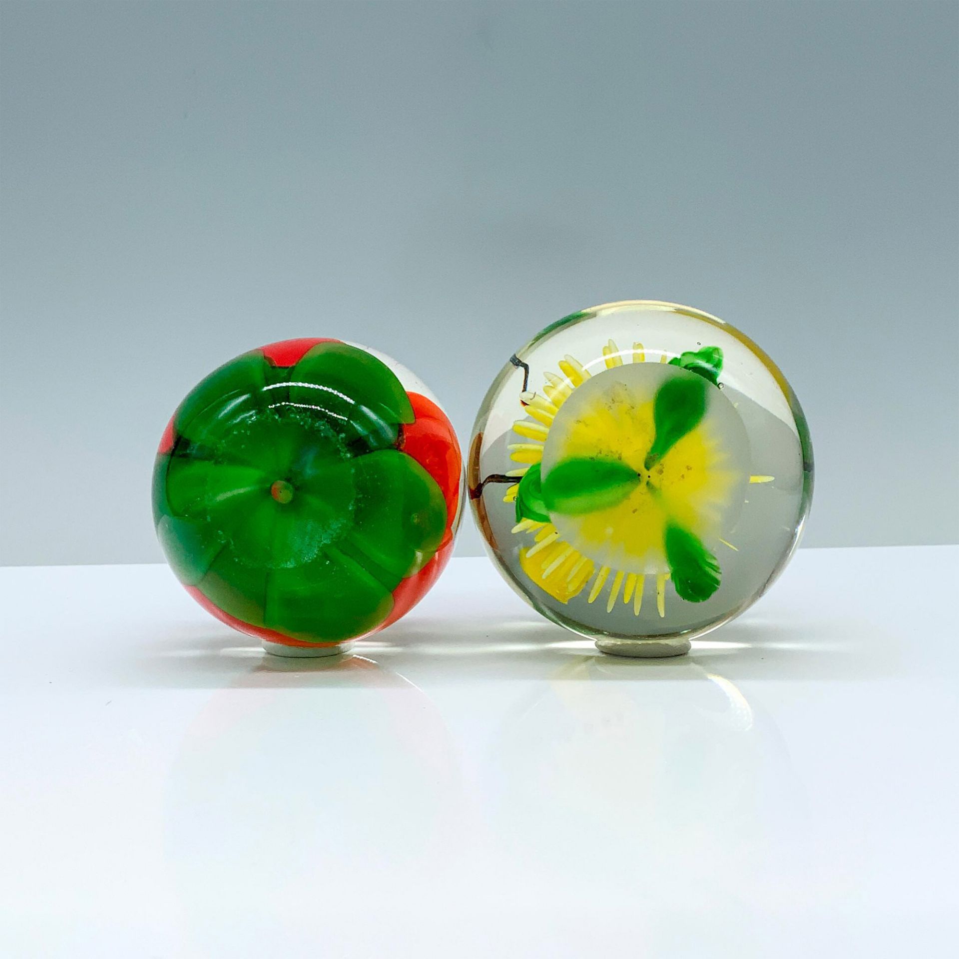 2pc Floral Motif Art Glass Paperweights - Bild 3 aus 3