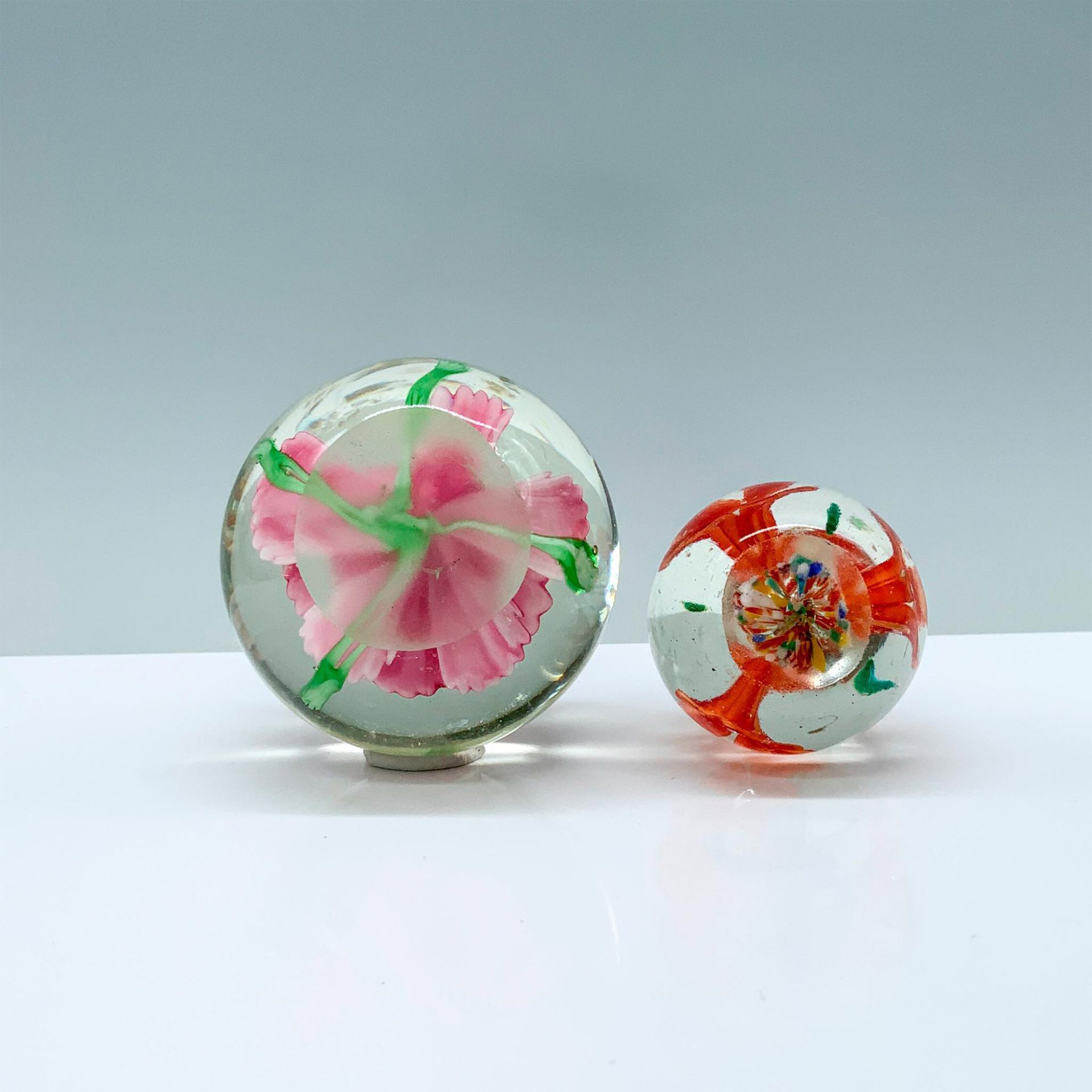 2pc Floral Motif Art Glass Paperweights - Bild 3 aus 3