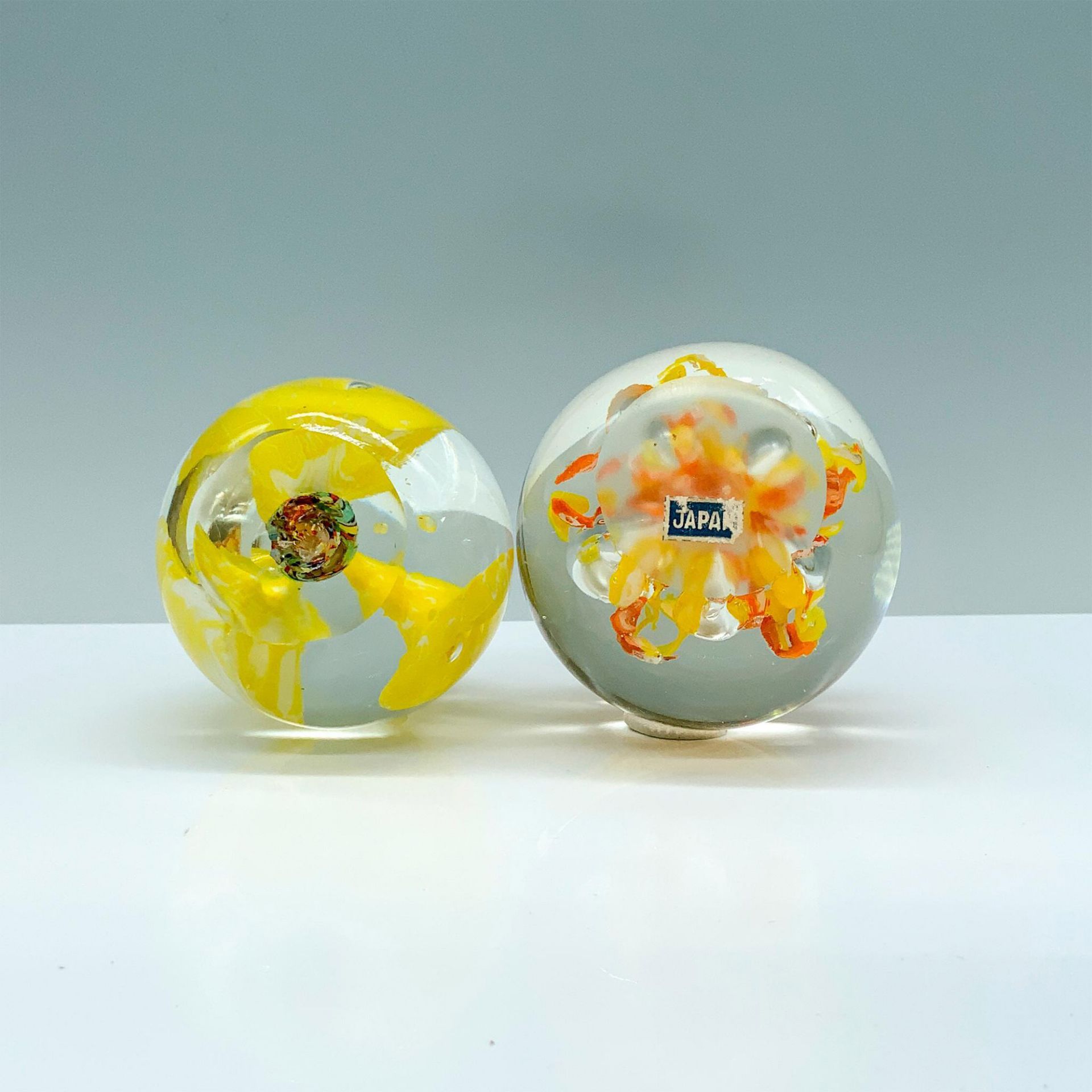 2pc Yellow Themed Art Glass Paperweights - Bild 3 aus 3