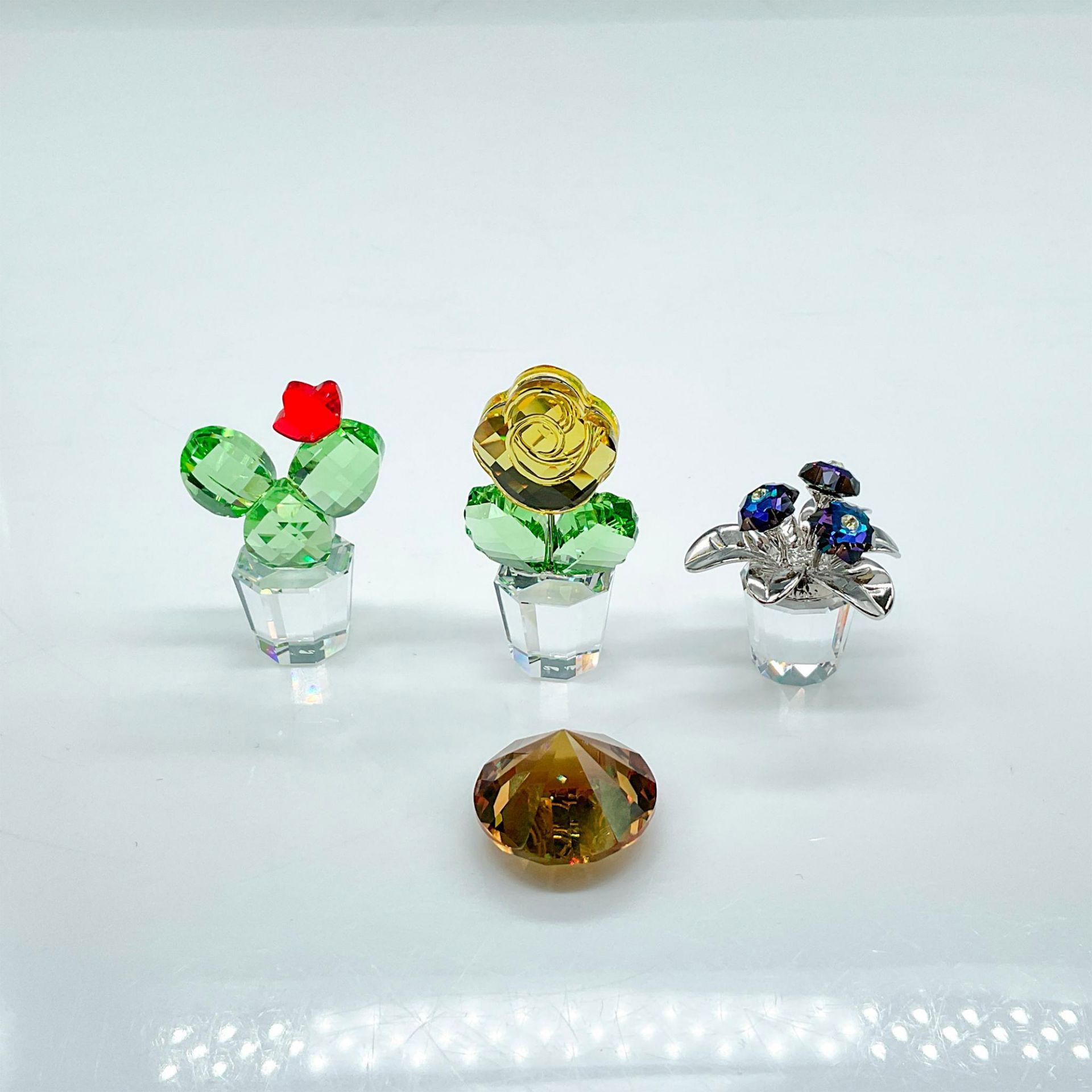 4pc Swarovski Crystal Figurines, Flowers + SCS Diamond - Image 2 of 4