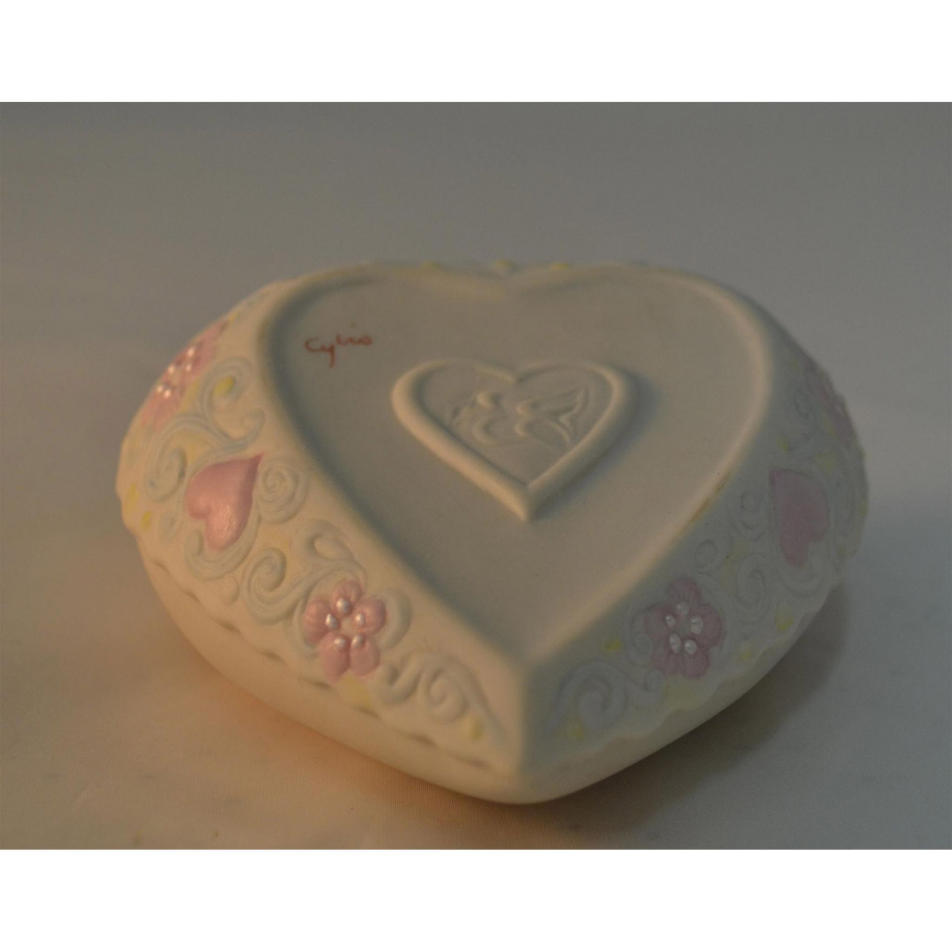 Cybis Porcelain Pastel Lidded Heart Box, Thinking Of You - Image 6 of 6