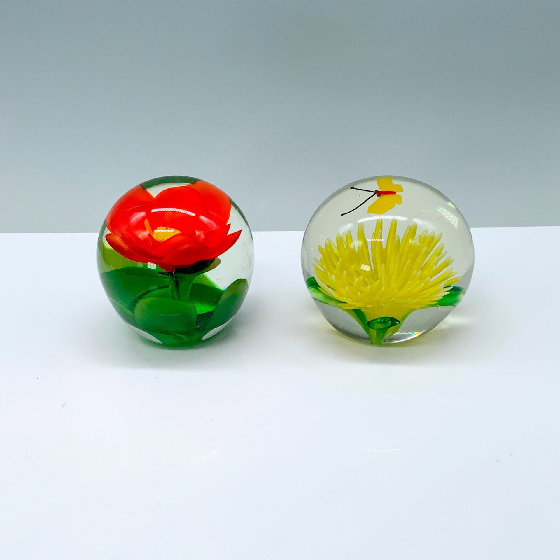 2pc Floral Motif Art Glass Paperweights - Bild 2 aus 3