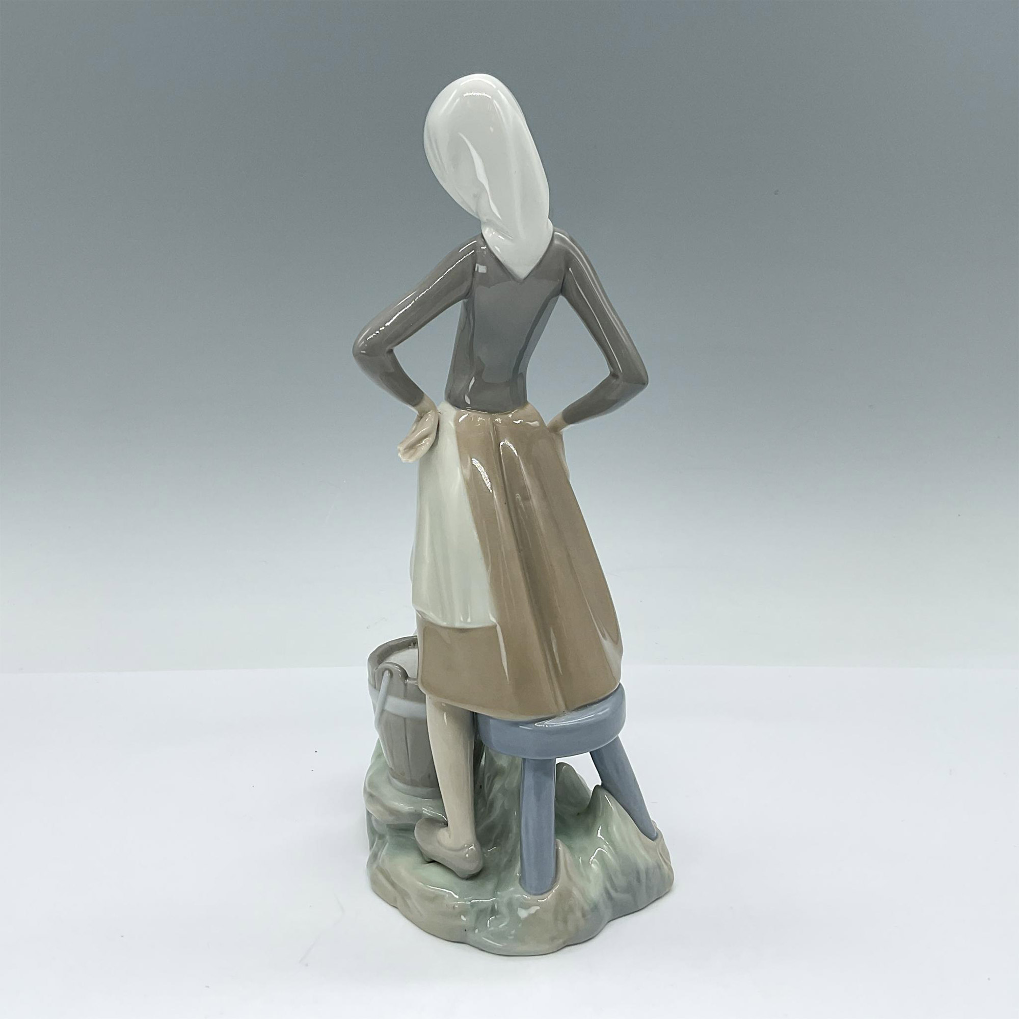 Girl with Milk Pail 1004682 - Lladro Porcelain Figurine - Image 2 of 3