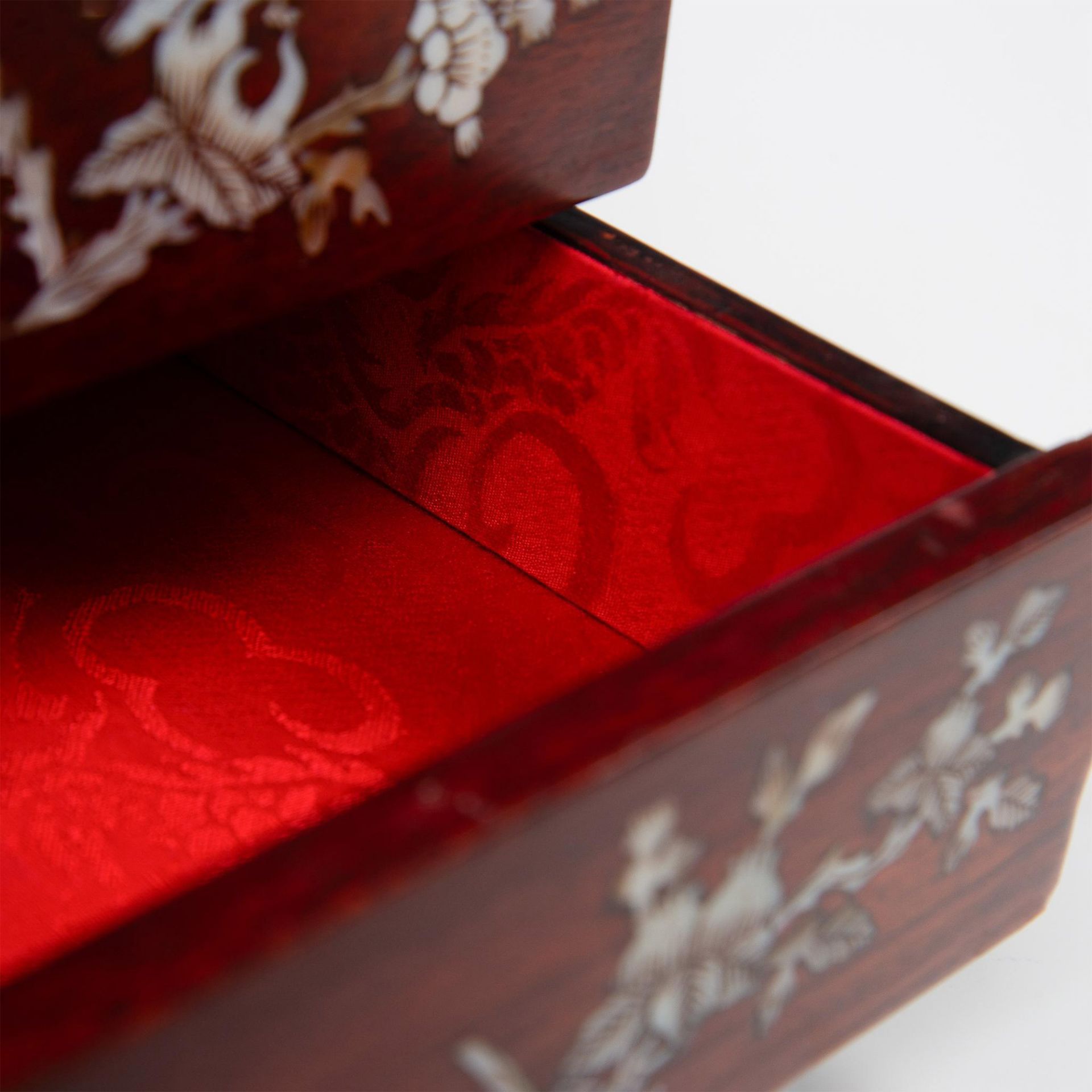 Asian Wood and Mother of Pearl Inlay Jewelry Box - Bild 13 aus 16