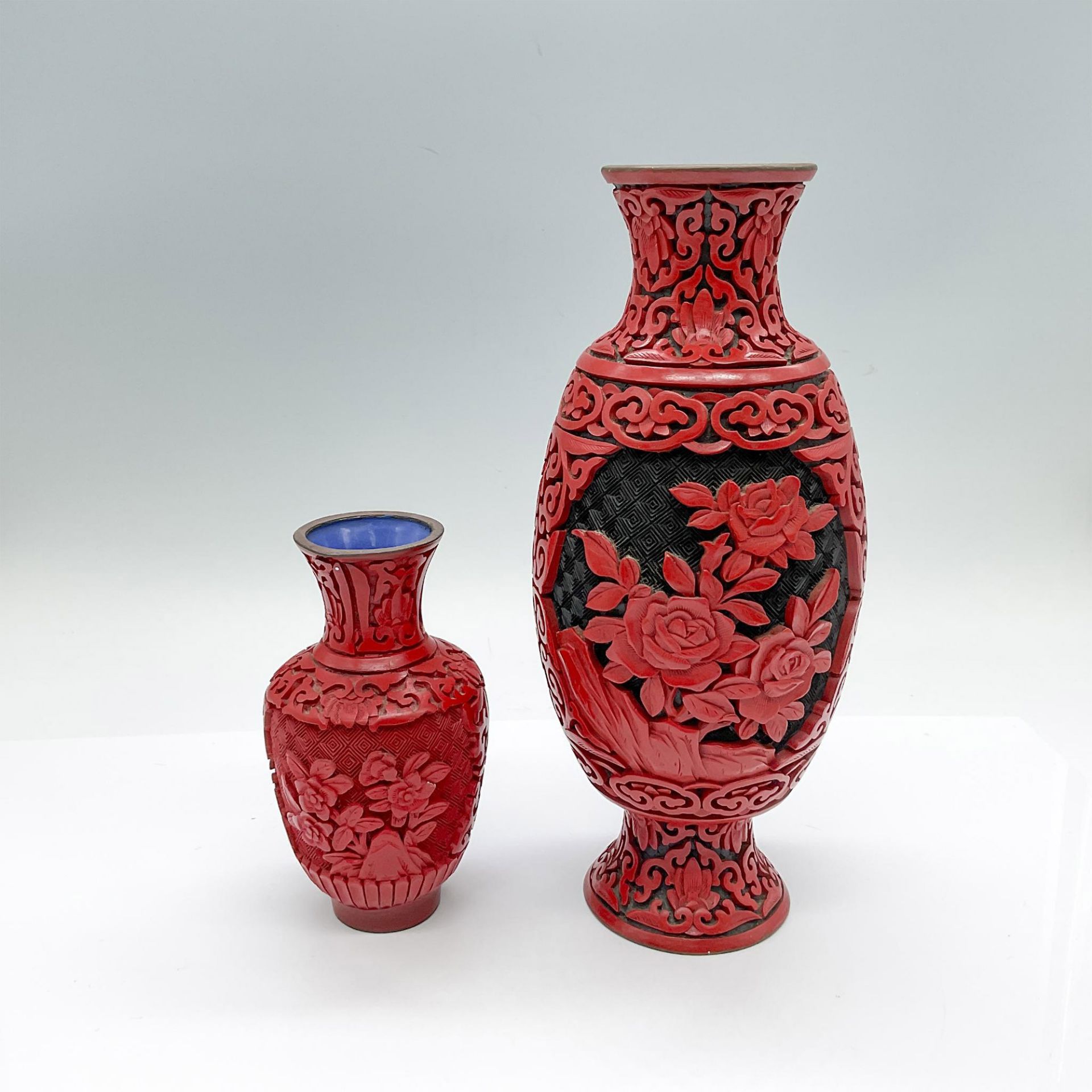 2pc Vintage Chinese Cinnabar Floral Vases - Bild 2 aus 3
